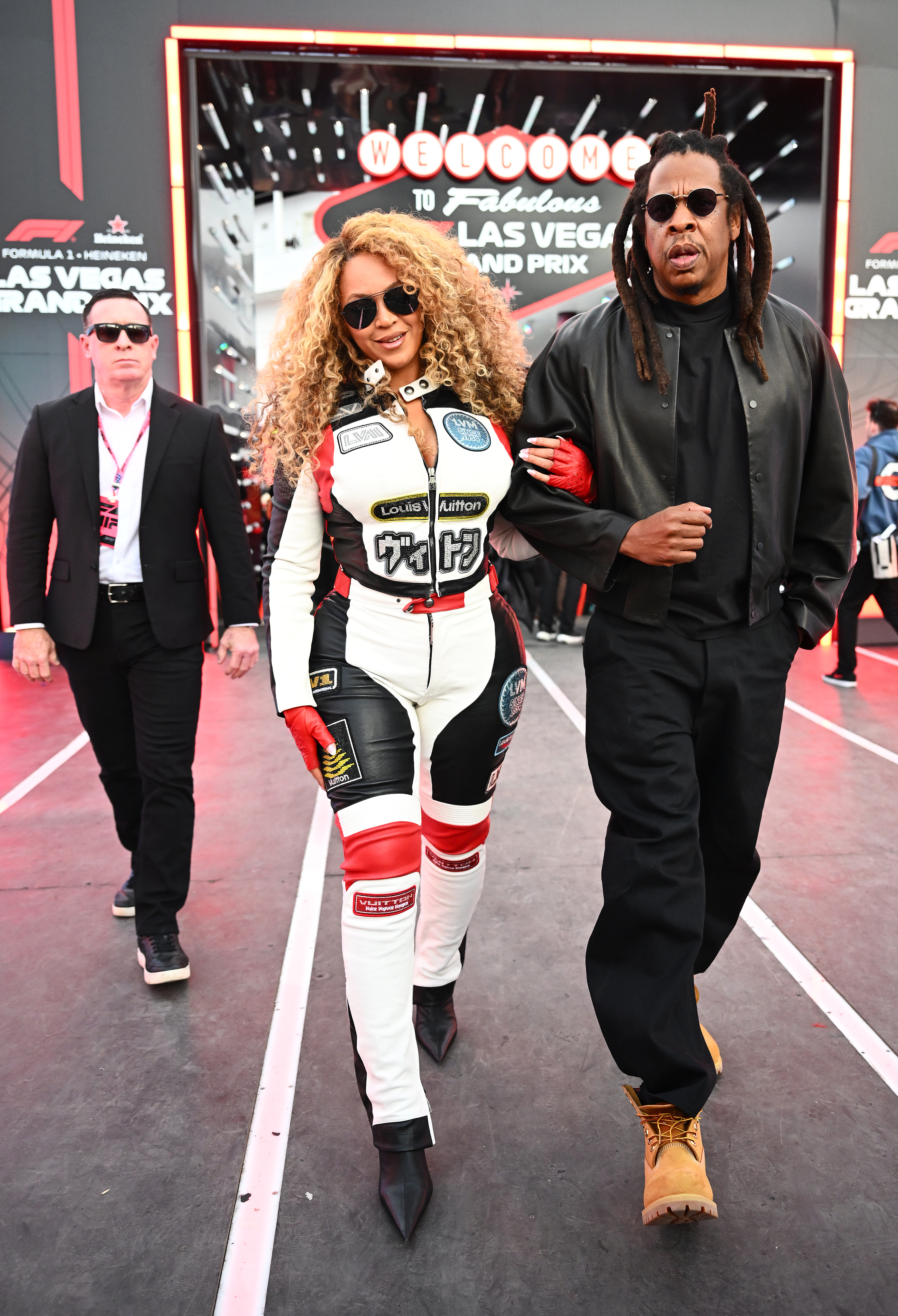 Beyoncé Knowles-Carter et Jay-Z Carter arrivent dans le paddock lors du Grand Prix de Las Vegas. | Source : Getty Images