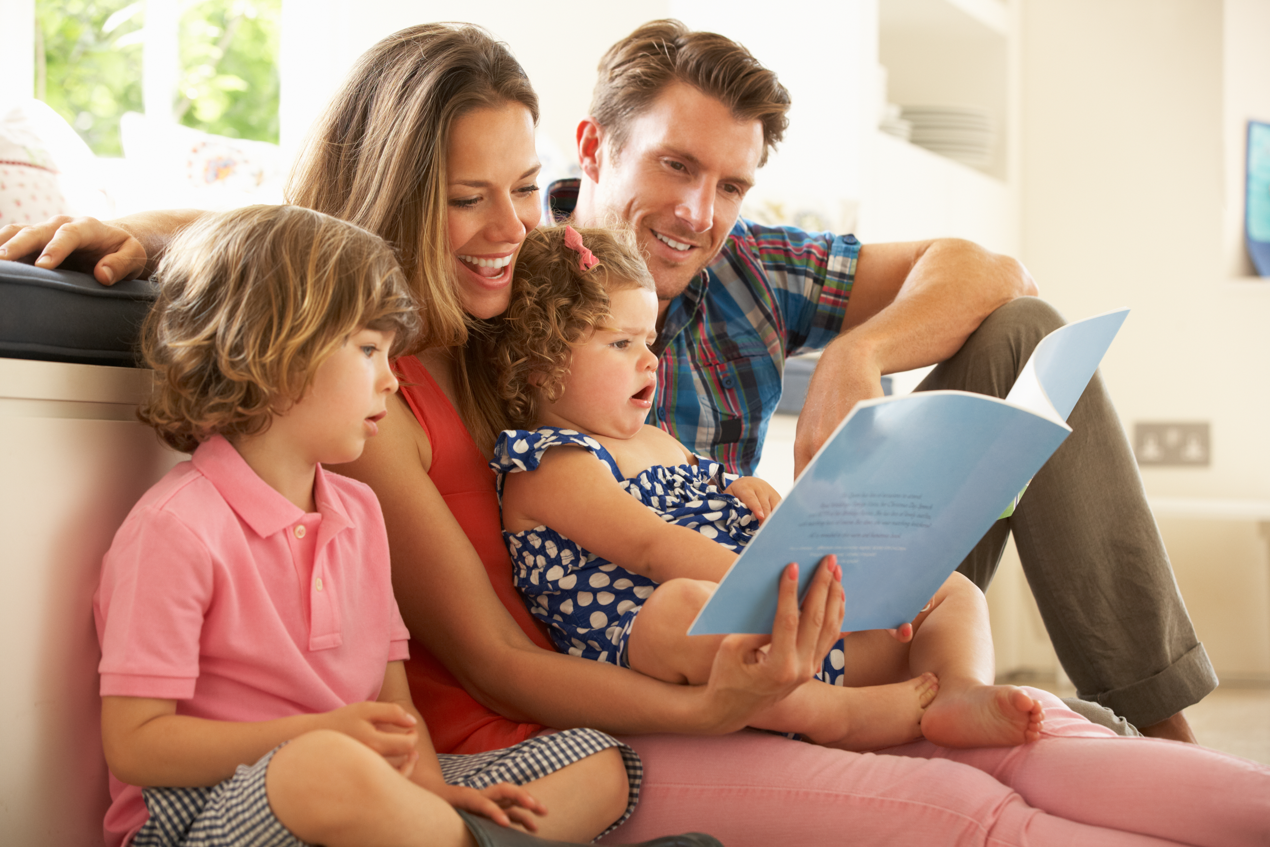 Une famille lisant un livre ensemble | Source : Shutterstock