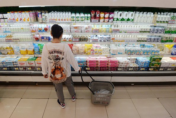 Un client achète des produits laitiers dans un supermarché. |Photo : Getty Images