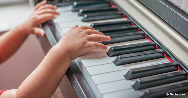 Un petit garçon handicapé sans yeux a surpris sa famille en se mettant à jouer du piano