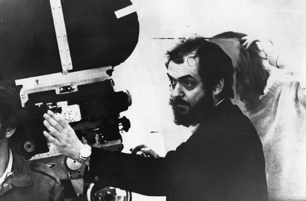 Le réalisateur américain Stanley Kubrick regarde à travers une caméra | Getty Images