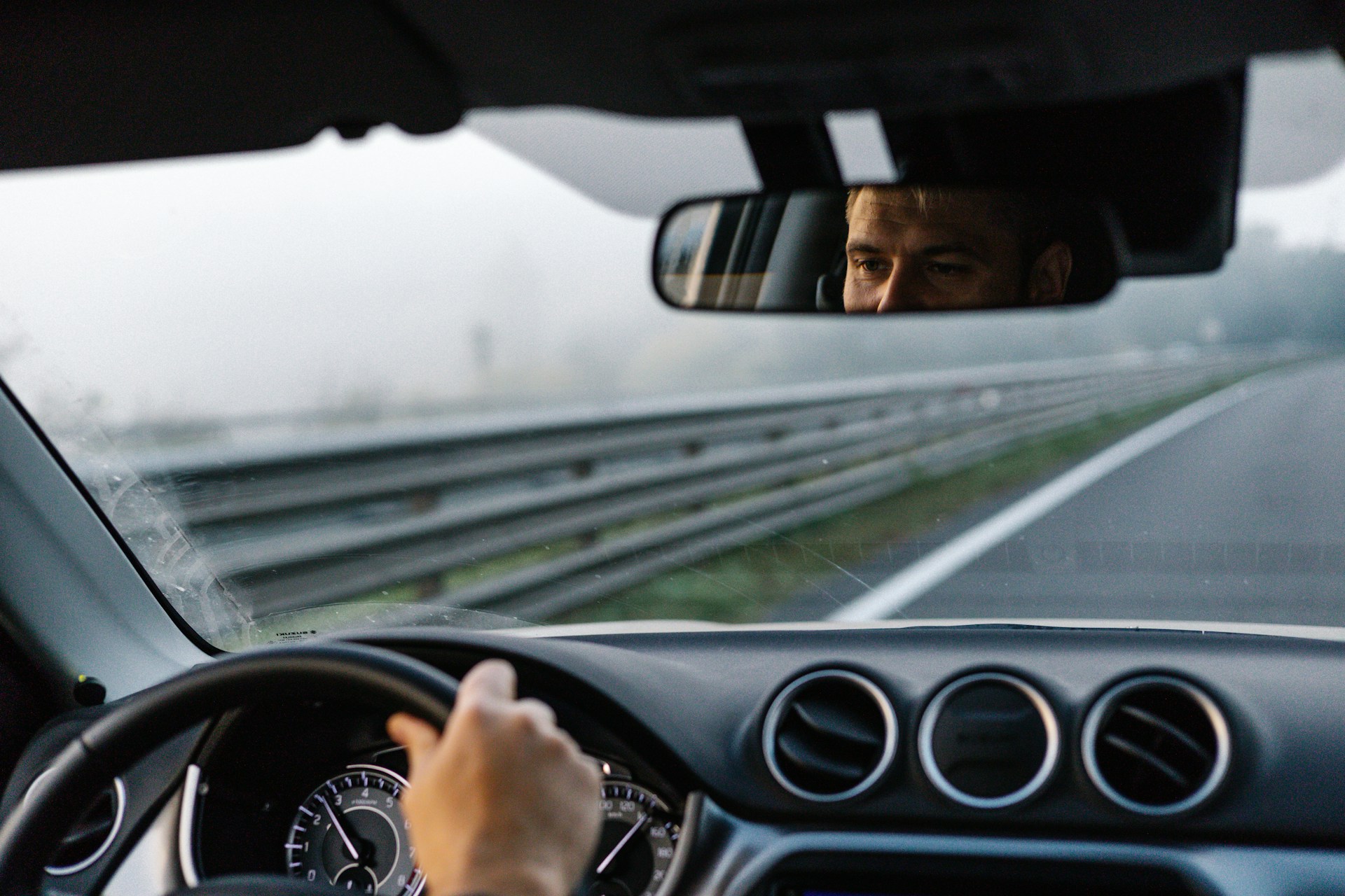 Un homme conduisant une voiture | Source : Unsplash