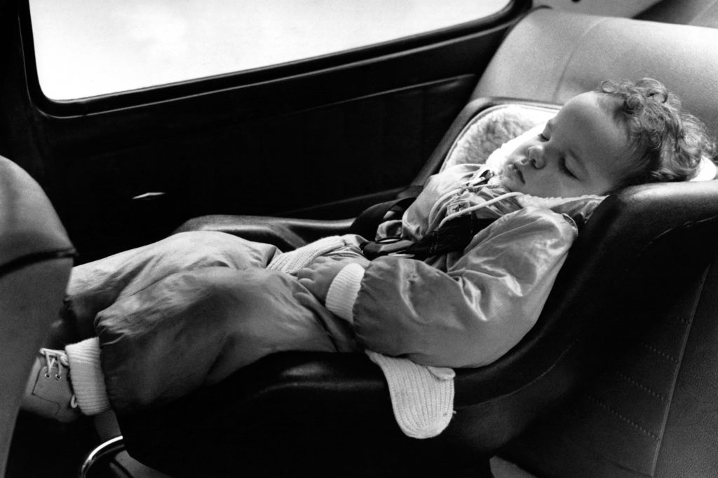 Enfant endormi sur son siège-auto dans une voiture. | Source : Getty Images