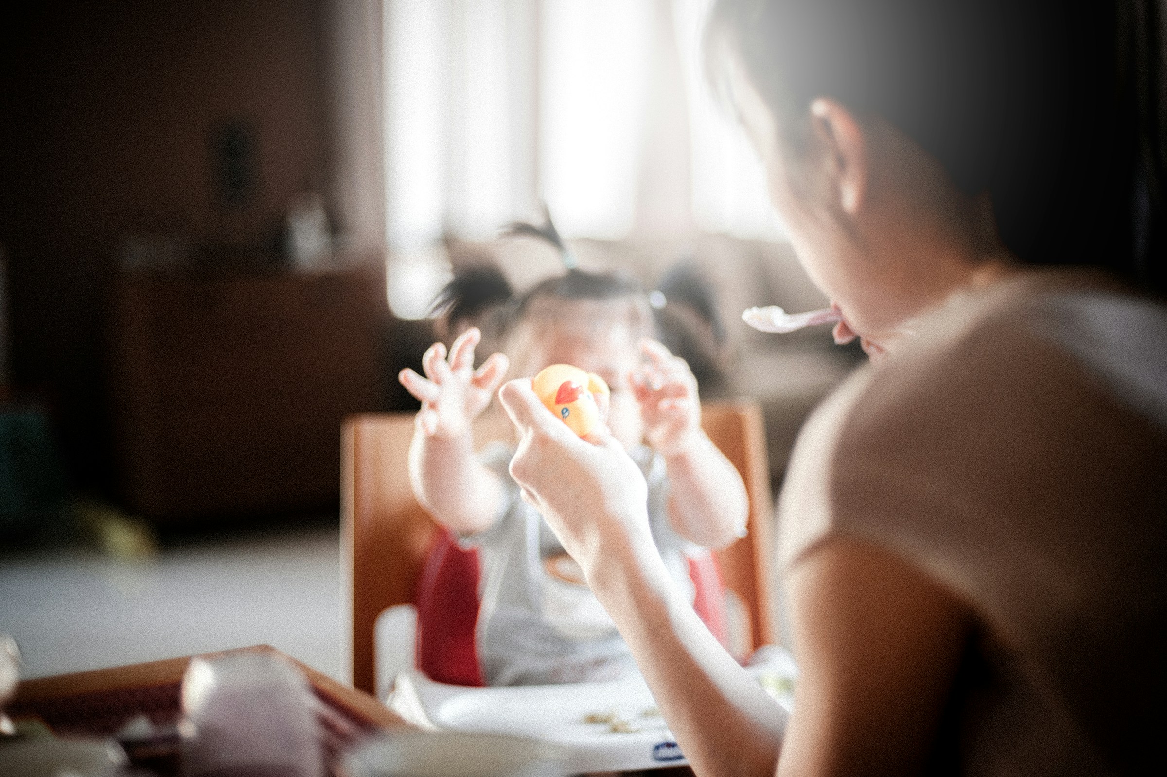 Une femme donne à manger à sa petite fille | Source : Unsplash