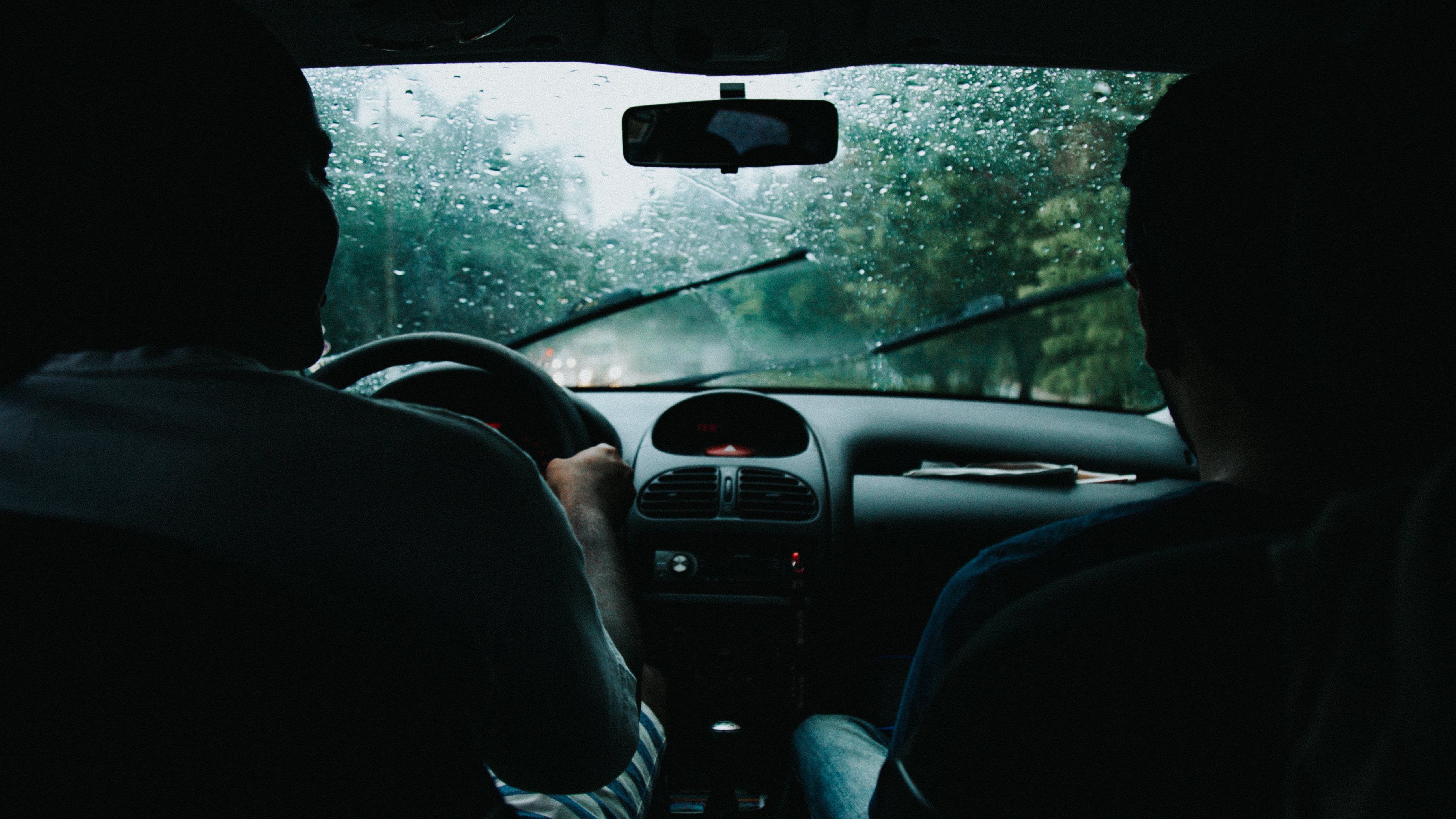 Des gens qui conduisent par mauvais temps | Source : Pexels