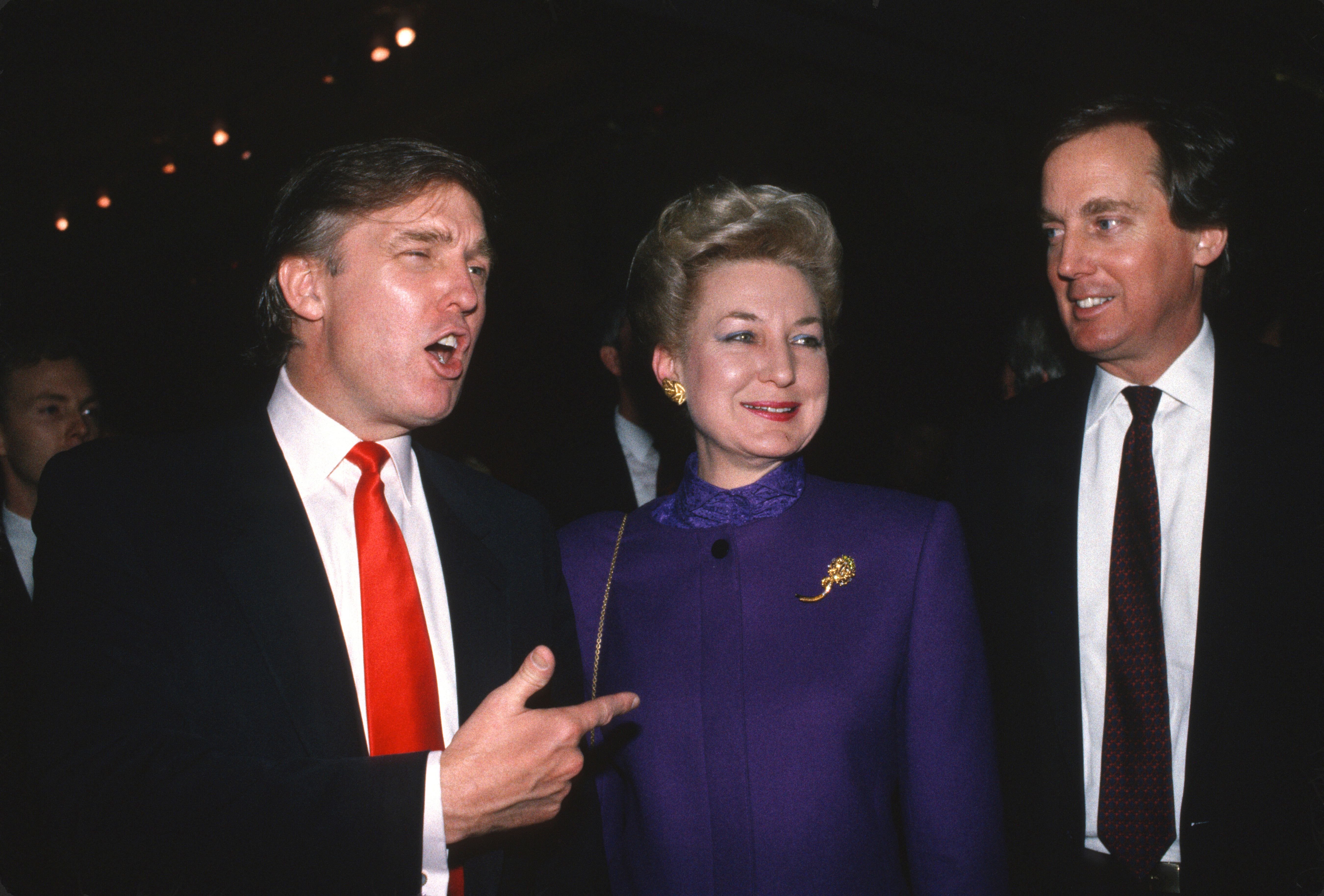 Donald Trump avec sa soeur Maryanne Trump Barry et son frère Robert Trump à Atlantic City, New Jersey. | Photo : Getty Images