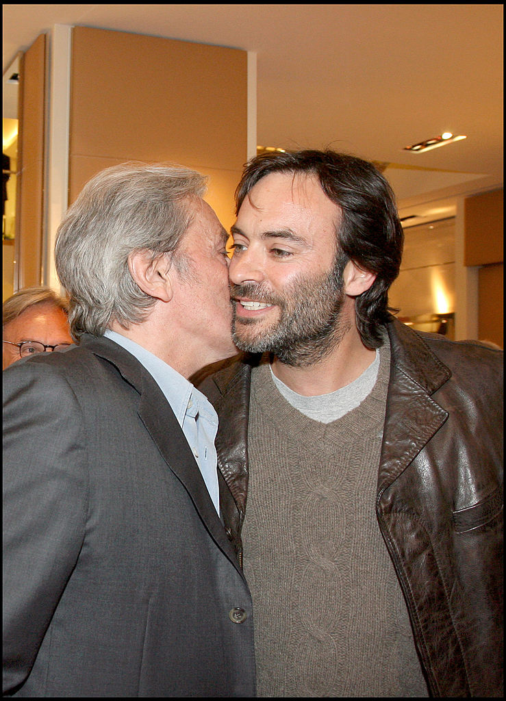 Alain Delon et son fils Anthony Delon à la soirée de célébration de la nouvelle collection « G-Bag Tod's » à la boutique Tod's | Source : Getty Images