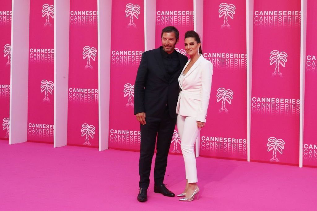 L'acteur français Franck Semonin (L) et son épouse Hélène posent à l'arrivée pour la cérémonie d'ouverture de la 2e édition du Festival International des Séries de Cannes (Canneseries) le 5 avril 2019. | Photo :  Getty Images