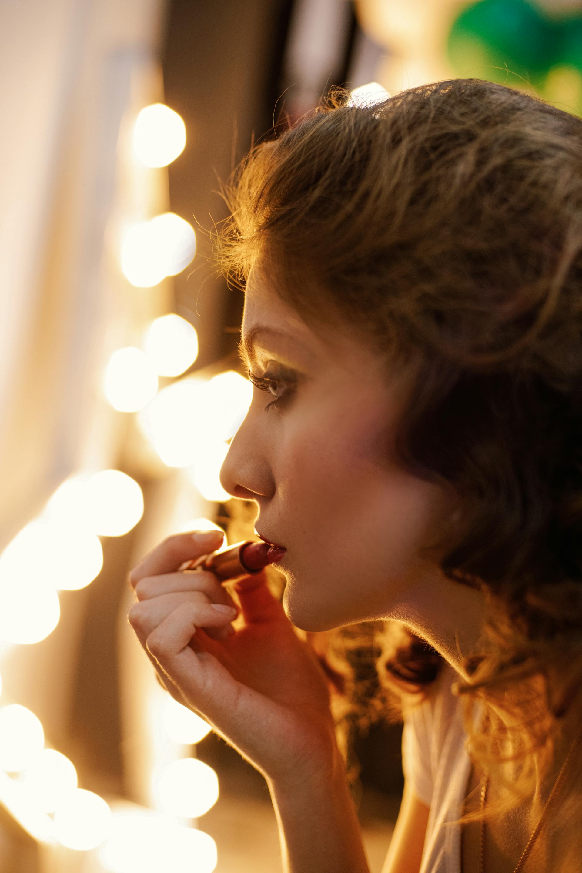 Une femme qui se met du rouge à lèvres | Source : Pexels