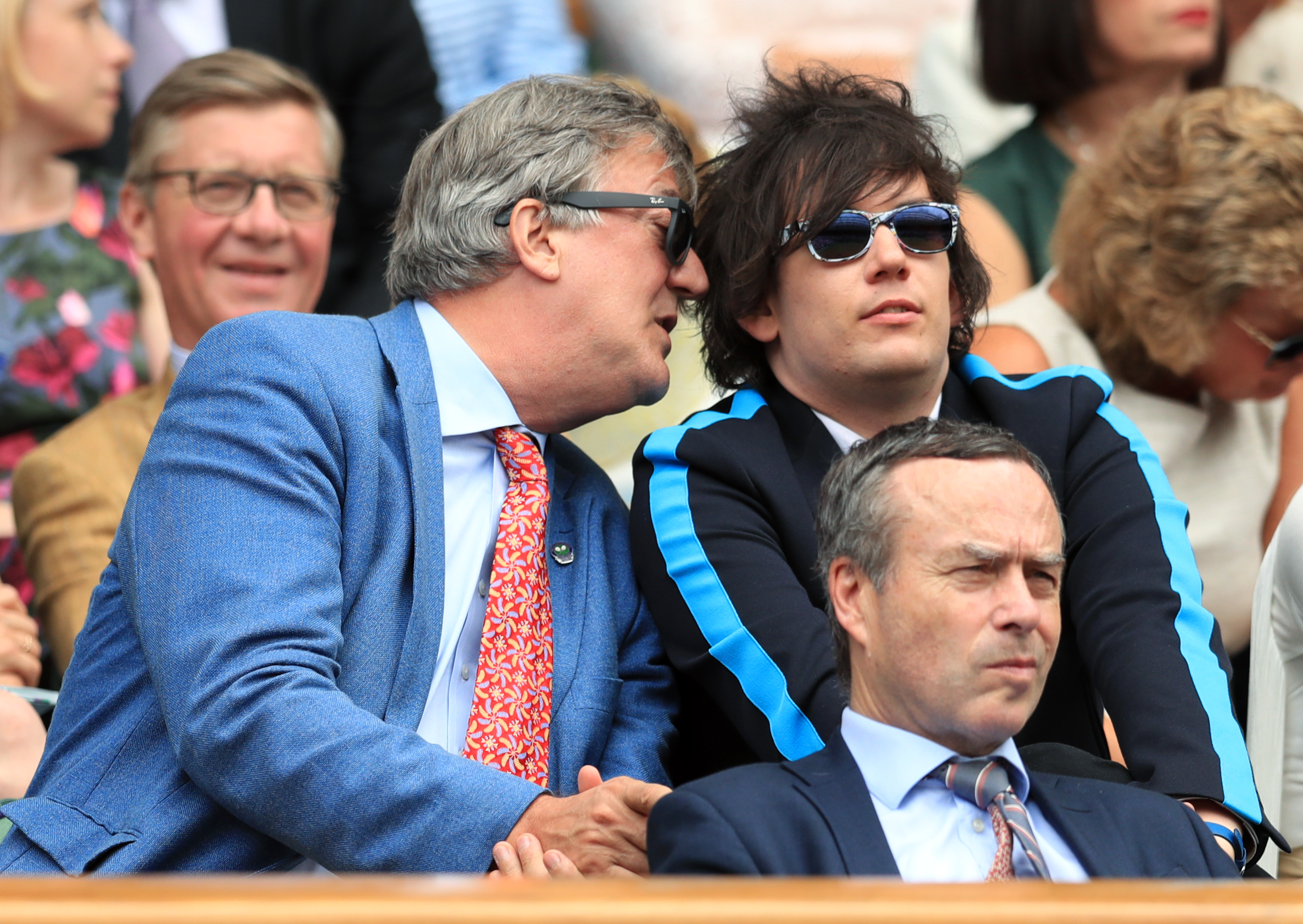 Stephen Fry et Elliott Spencer lors des championnats de Wimbledon en 2017. | Source : Getty Images