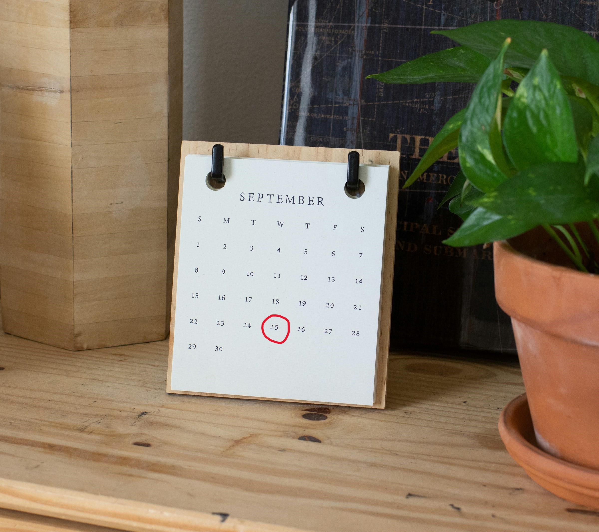 Un calendrier avec une date encerclée | Source : Unsplash