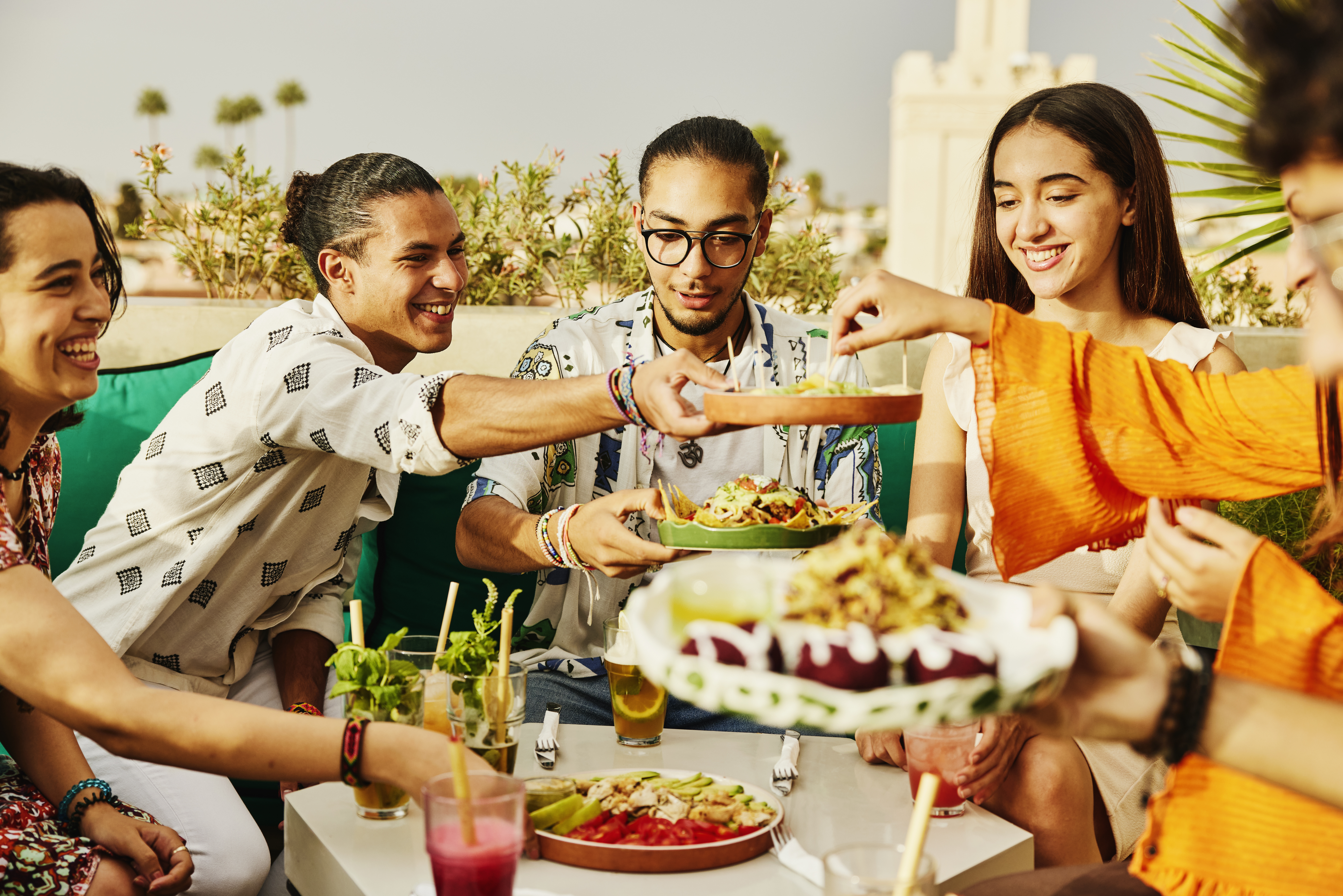Des amis font la fête dans un restaurant | Source : Getty Images