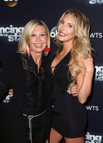  Olivia Newton-John et sa fille, l'actrice et chanteuse Chloe Lattanzi le 19 octobre 2015 à Los Angeles, Californie | Photo: Getty Images