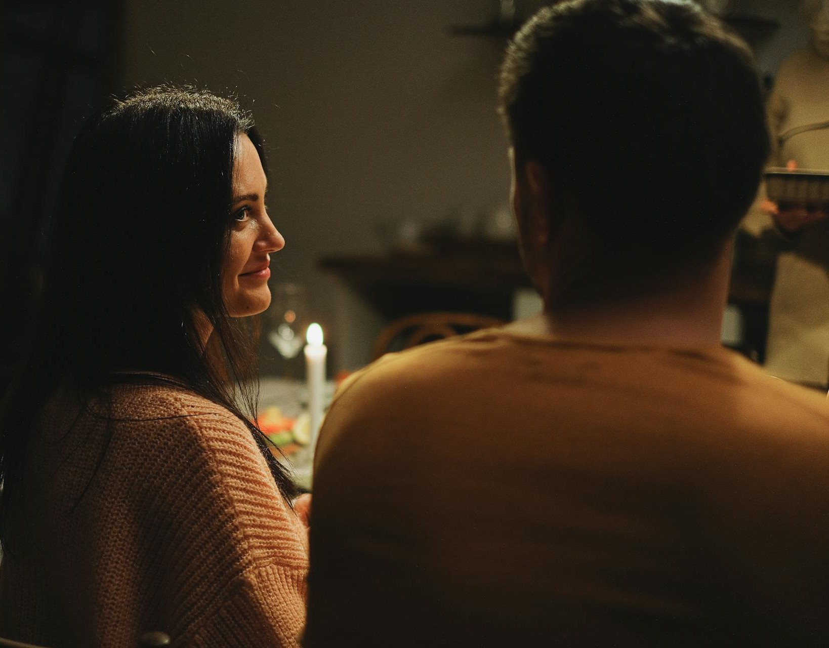 Un couple qui se sourit pendant le dîner | Source : Pexels