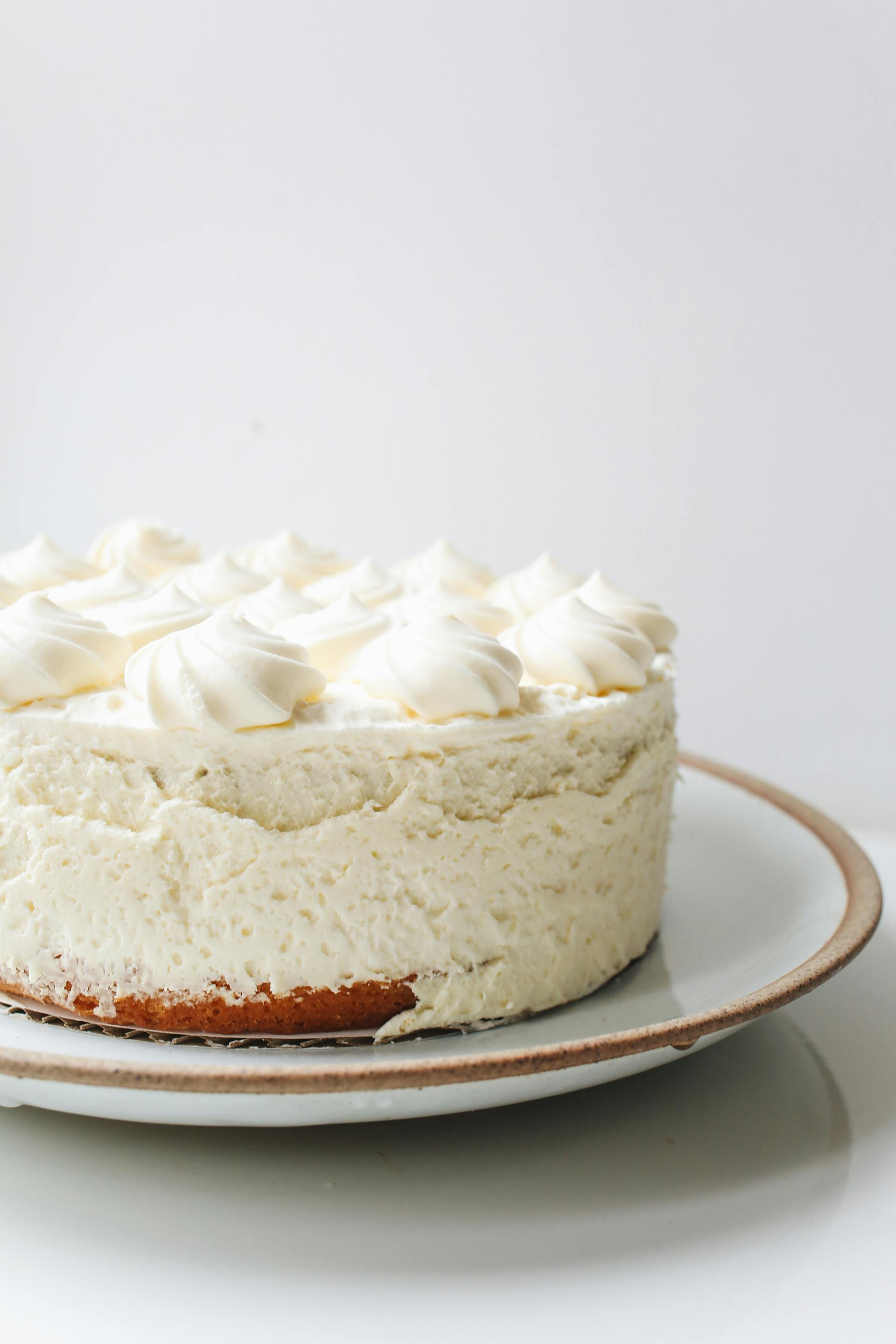 Un gâteau blanc glacé | Source : Pexels