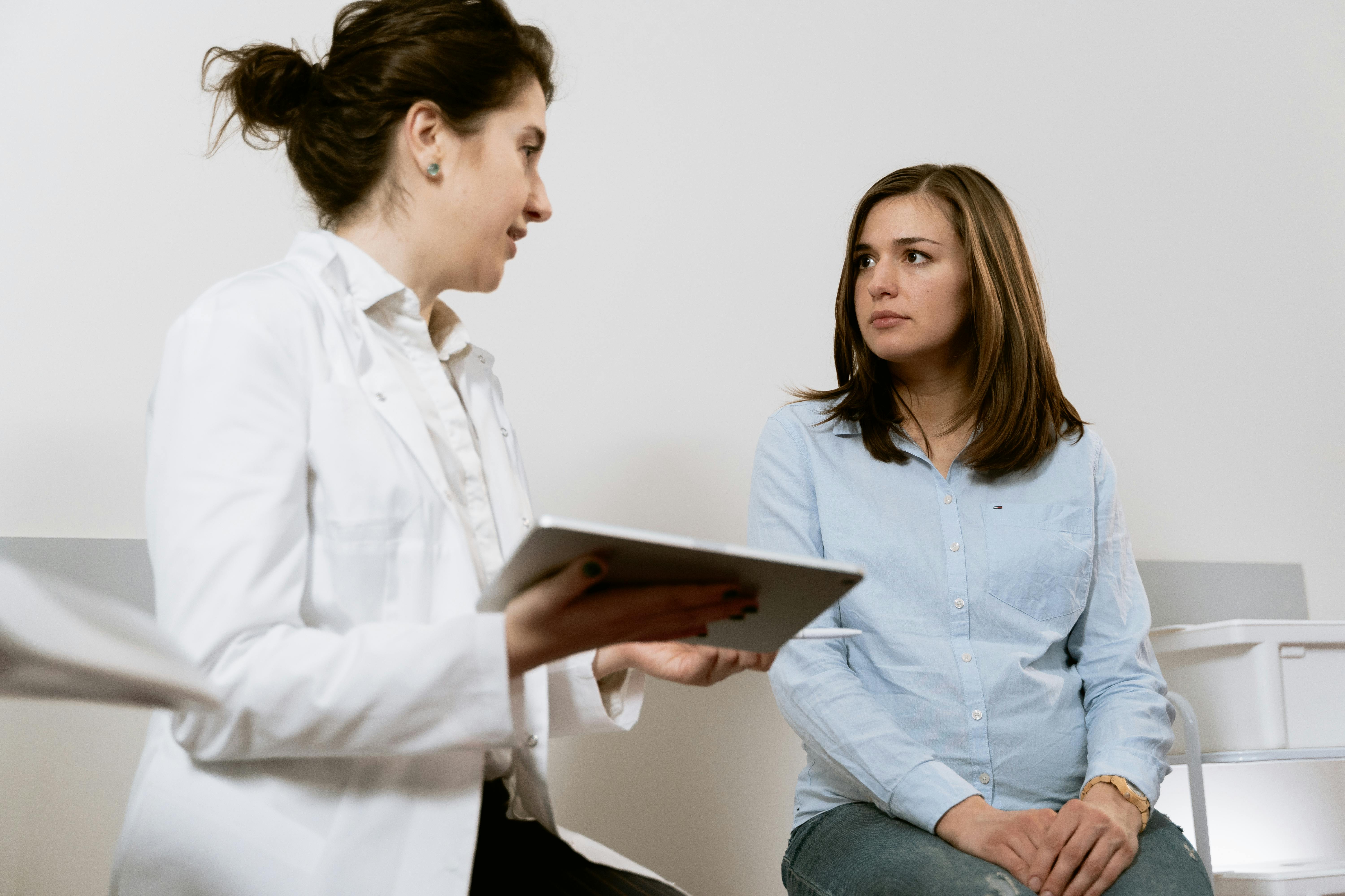 Une femme recevant de mauvaises nouvelles de son médecin | Source : Pexels