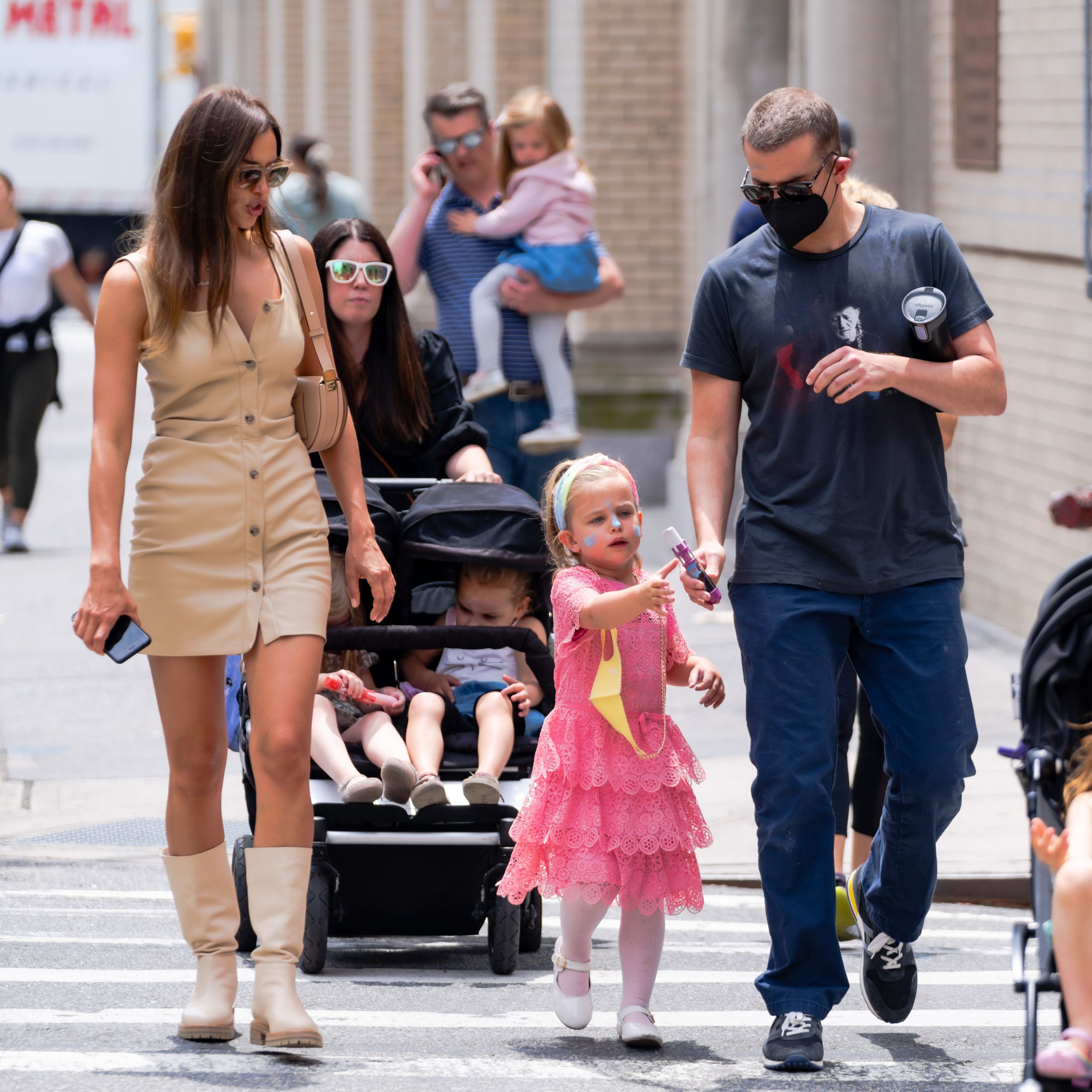 Irina Shayk et Bradley Cooper repérés lors d'une sortie avec leur fille Léa De Seine Shayk Cooper à New York le 2 juin 2021. | Source : Getty Images