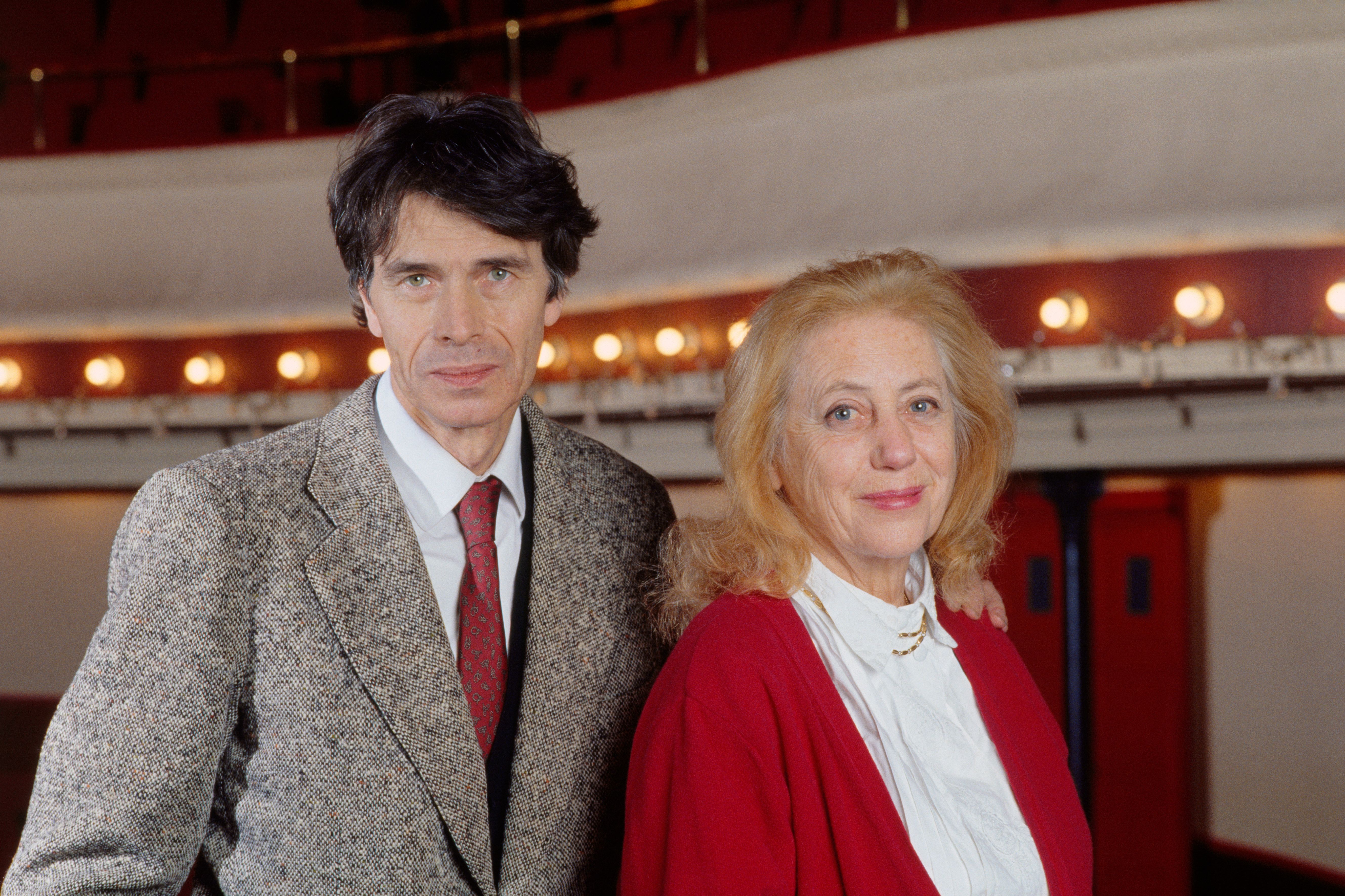 L'acteur Laurent Terzieff et la productrice Pascale de Boysson au Théâtre de l'Atelier. | Photo : Getty Images