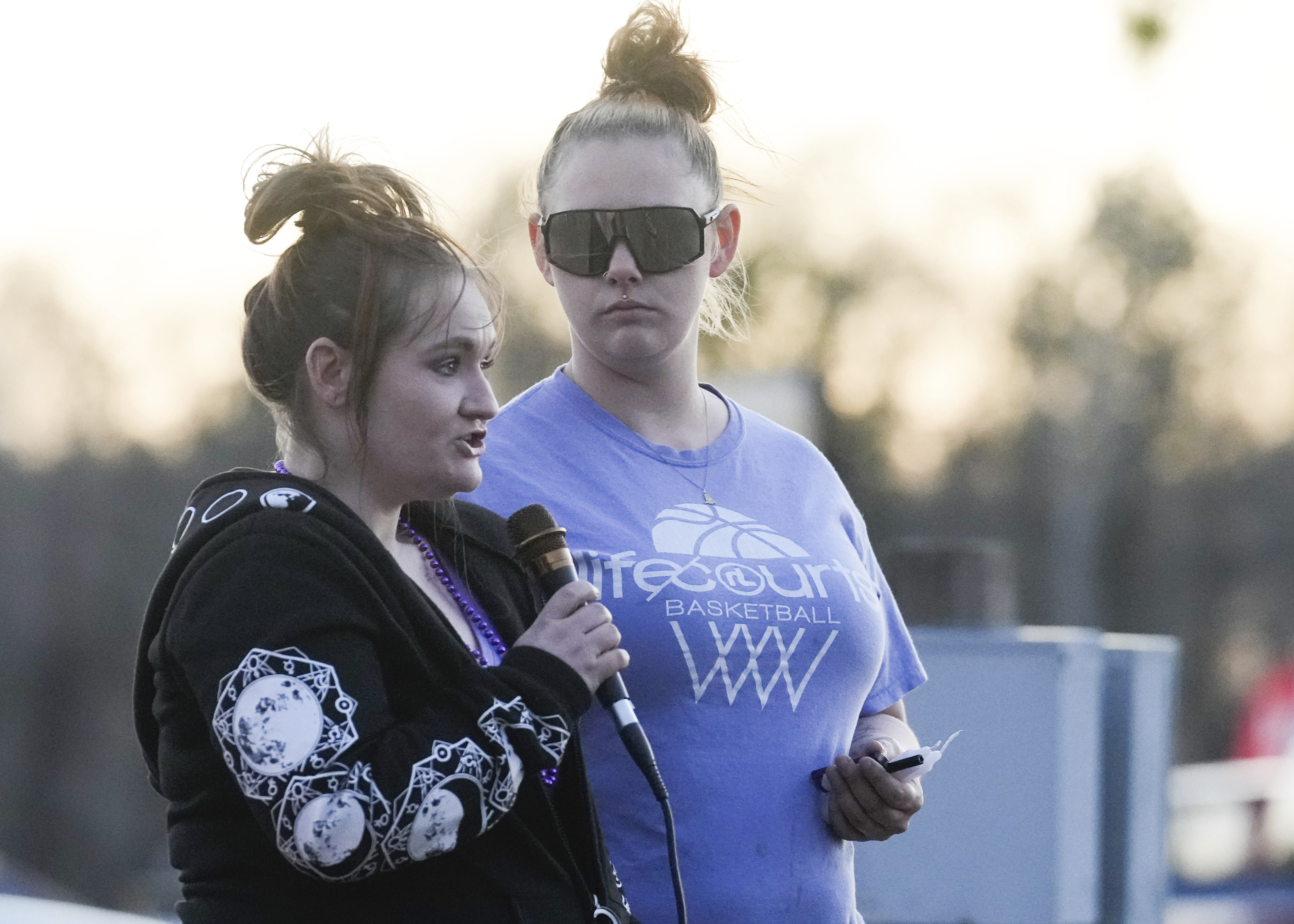 La mère d'Audrii Cunningham, Cassie Matthews et une femme non identifiée lors de la veillée d'Audrii Cunningham à Livingston, au Texas, le 21 février 2024 | Source : Getty Images