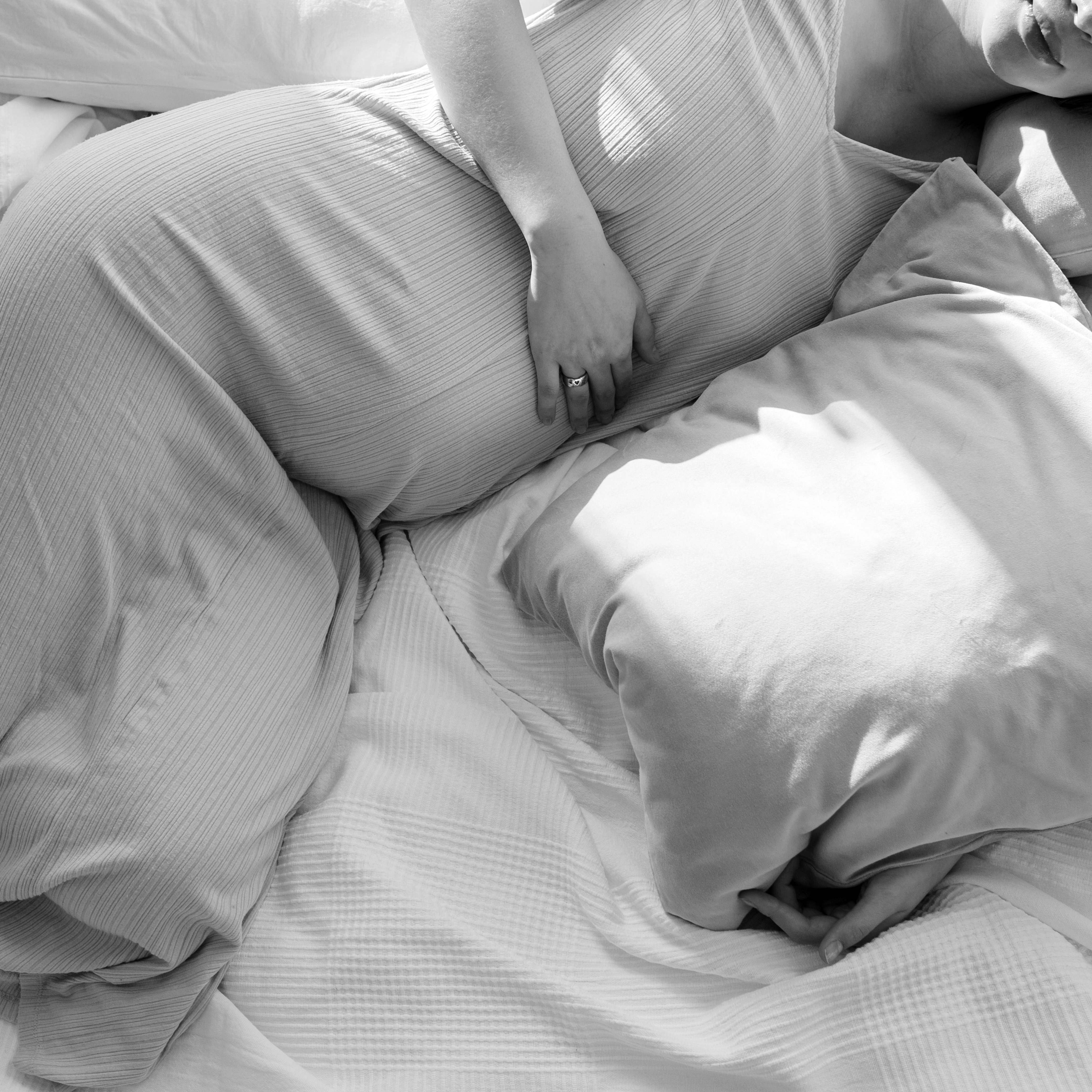 Une femme enceinte allongée dans son lit | Source : Pexels