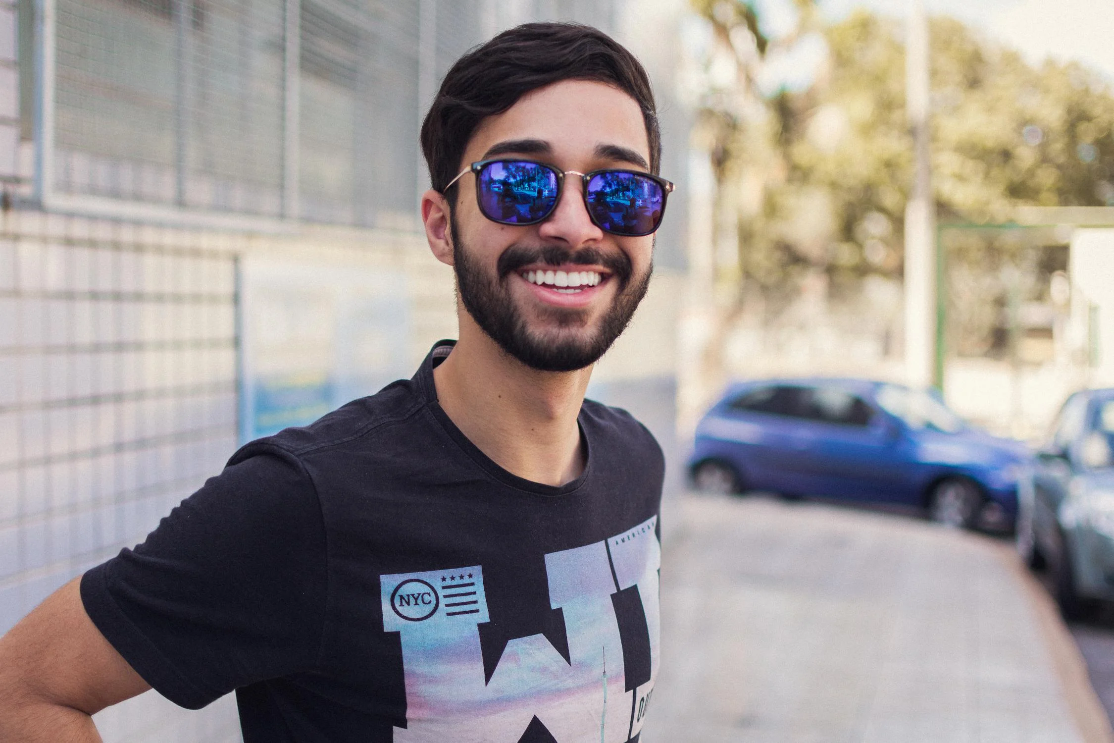 Un homme heureux avec des lunettes de soleil | Source : Pexels