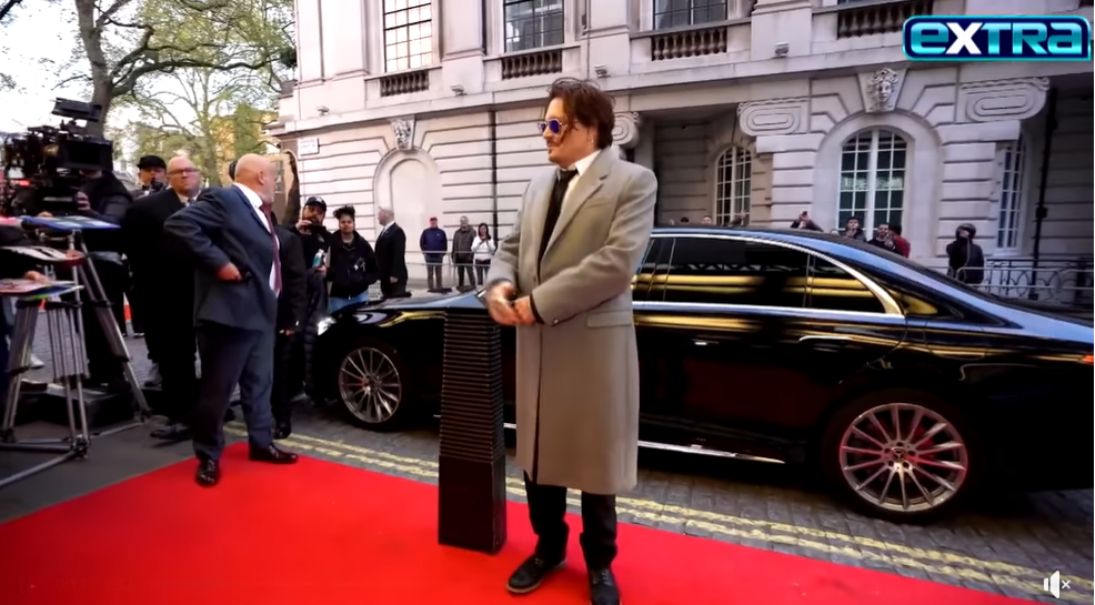 Johnny Depp se tient devant la foule lors de la première de "Jeanne du Barry" à Londres, en Angleterre. | Source : Facebook/extra