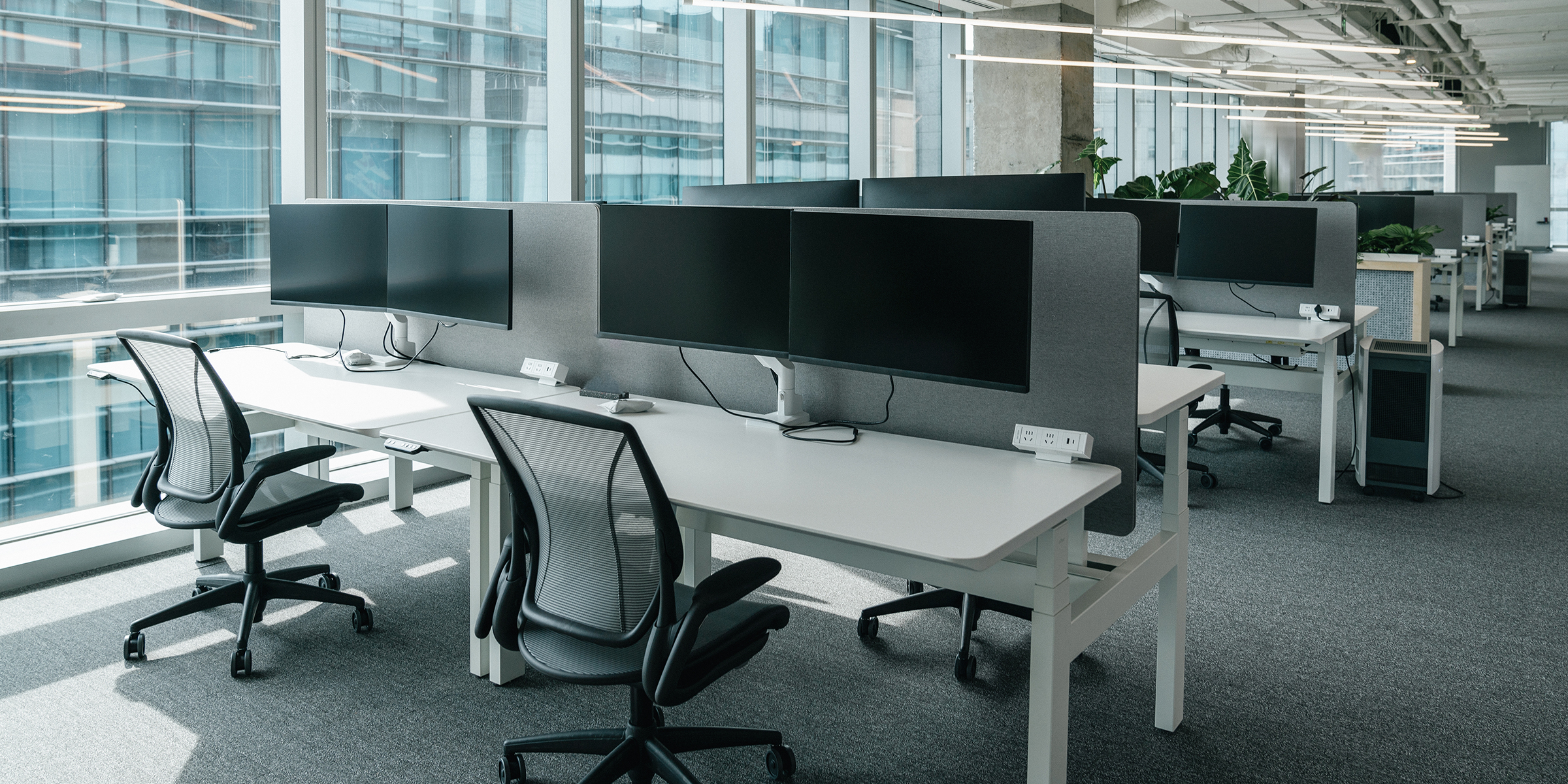 Un bureau moderne avec des postes de travail vides | Source : Shutterstock