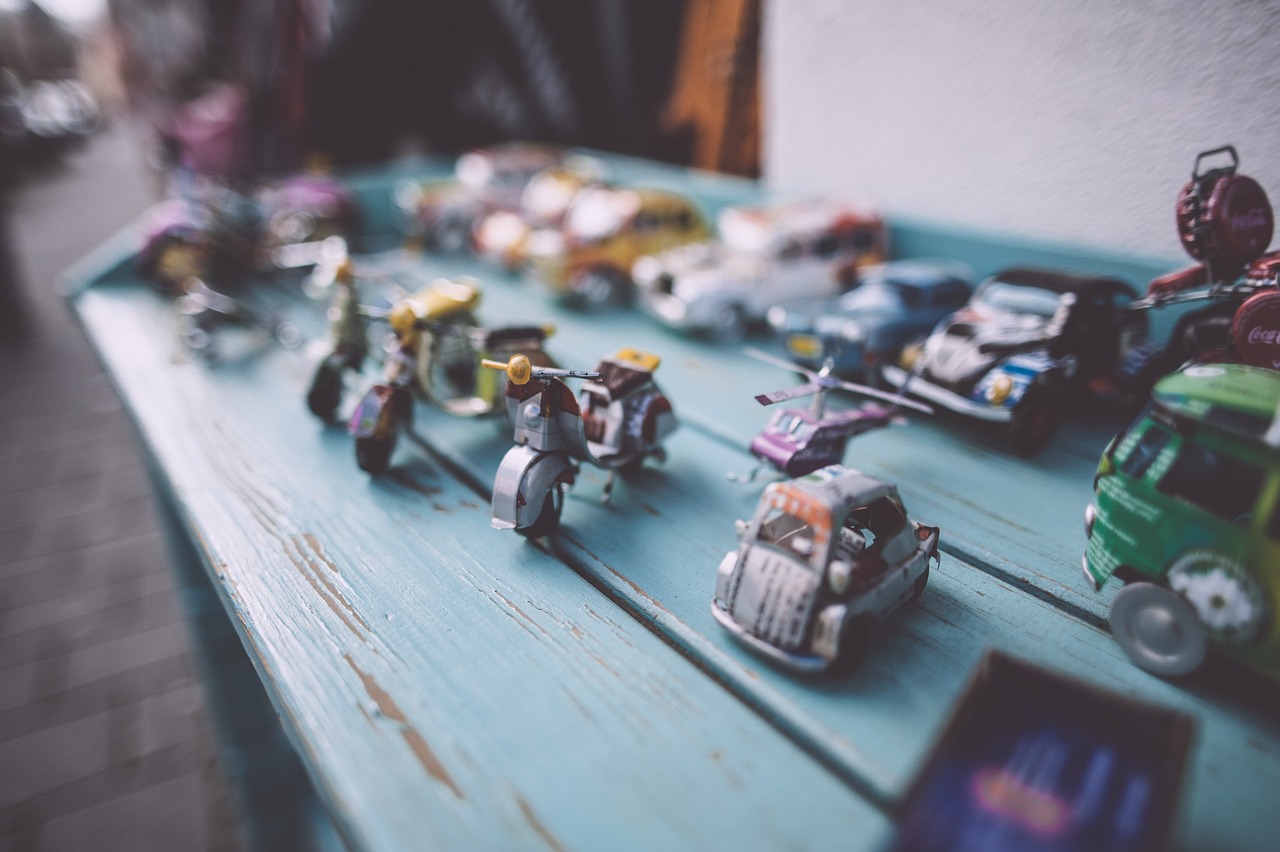 Collection de voitures jouets sur une table | Source : Pixabay