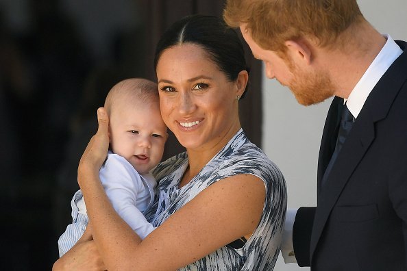 Prince Harry, duc de Sussex et Meghan, duchesse de Sussex et leur petit-fils Archie Mountbatten-Windsor lors d'une réunion avec l'archevêque Desmond Tutu | Photo: Getty Images