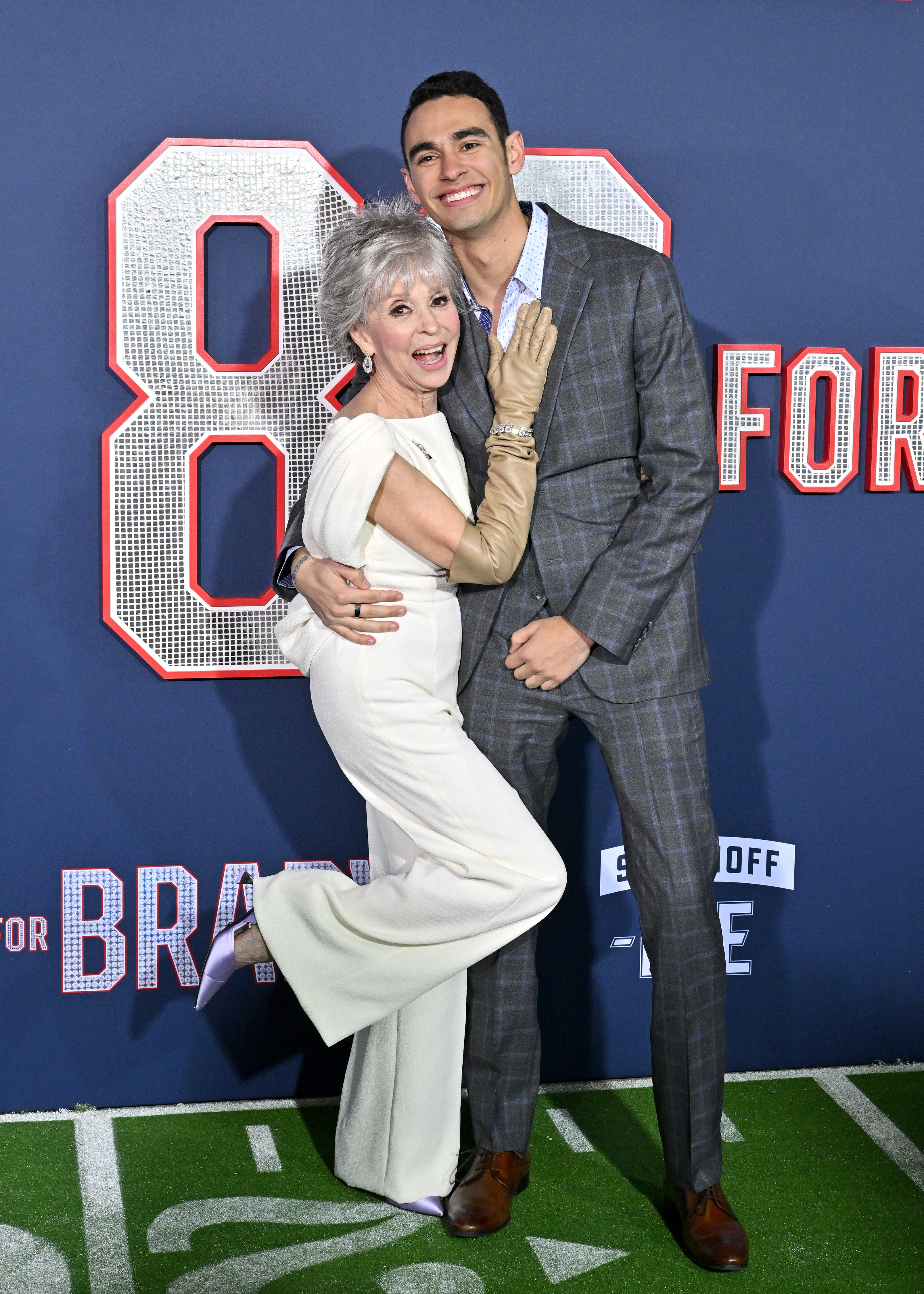 Rita Moreno et Justin Fisher assistent à la première projection à Los Angeles de "80 For Brady" le 31 janvier 2023, à Los Angeles, en Californie. | Source : Getty Images