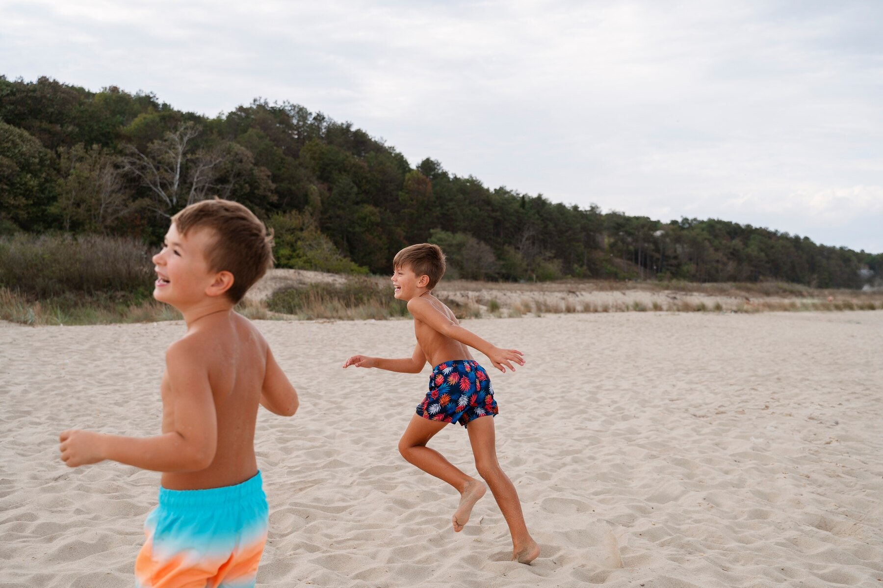 Des garçons jouent sur une plage | Source : Freepik