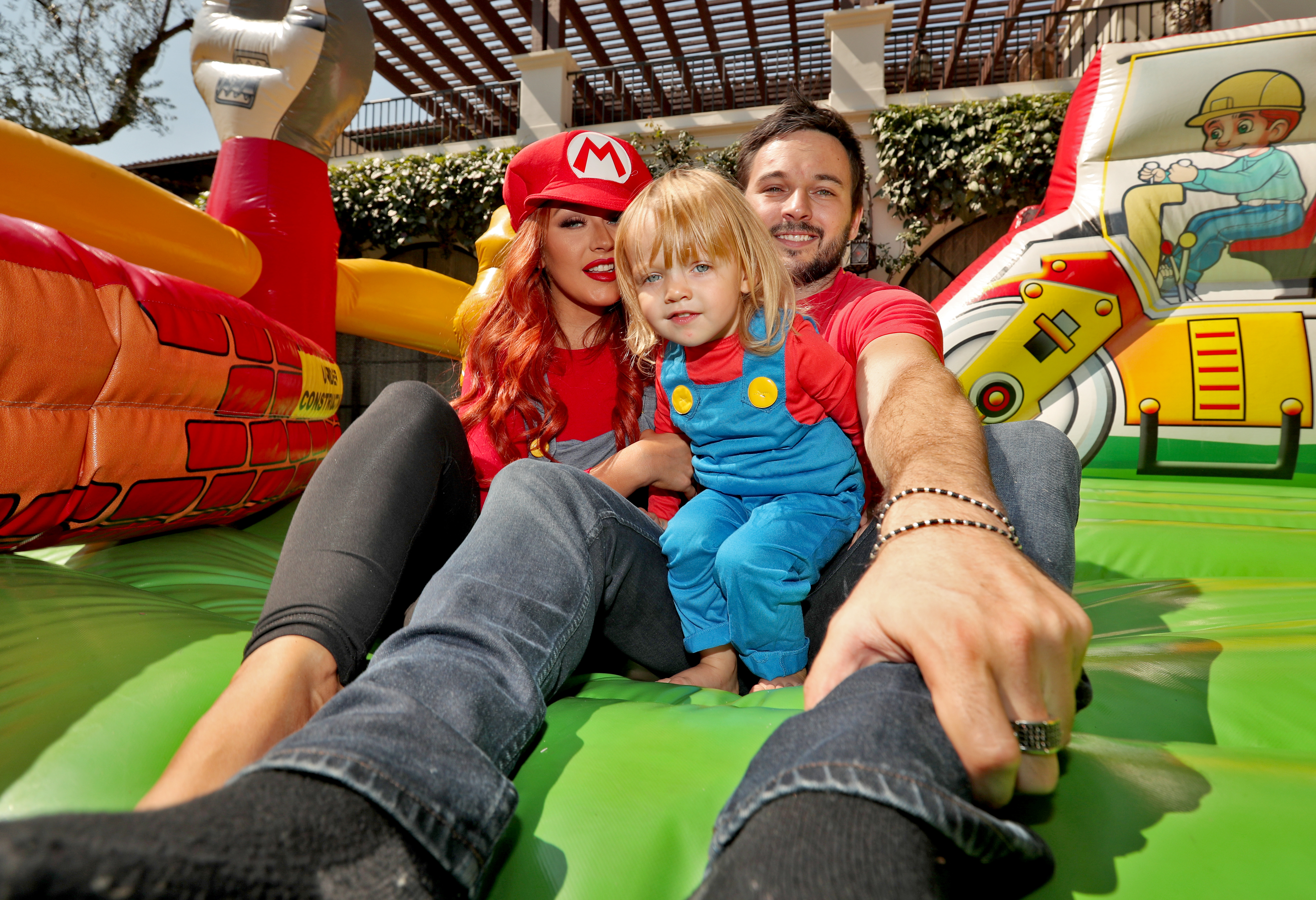 Christina Aguilera et Matthew Rutler avec leur fille Summer Rain Rutler lors de la fête du deuxième anniversaire de Summer à Beverly Hills, en Californie, le 20 août 2016. | Source : Getty Images