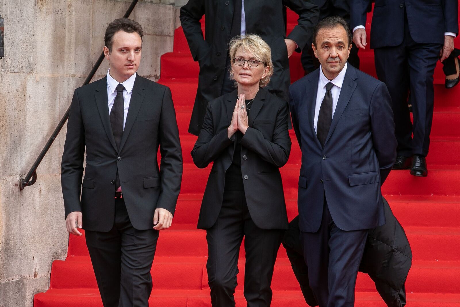 Les familles Chirac, remercient le public à l'occasion des funérailles de l'ancien président français Jacques Chirac, à Paris.  | Photo : GettyImage
