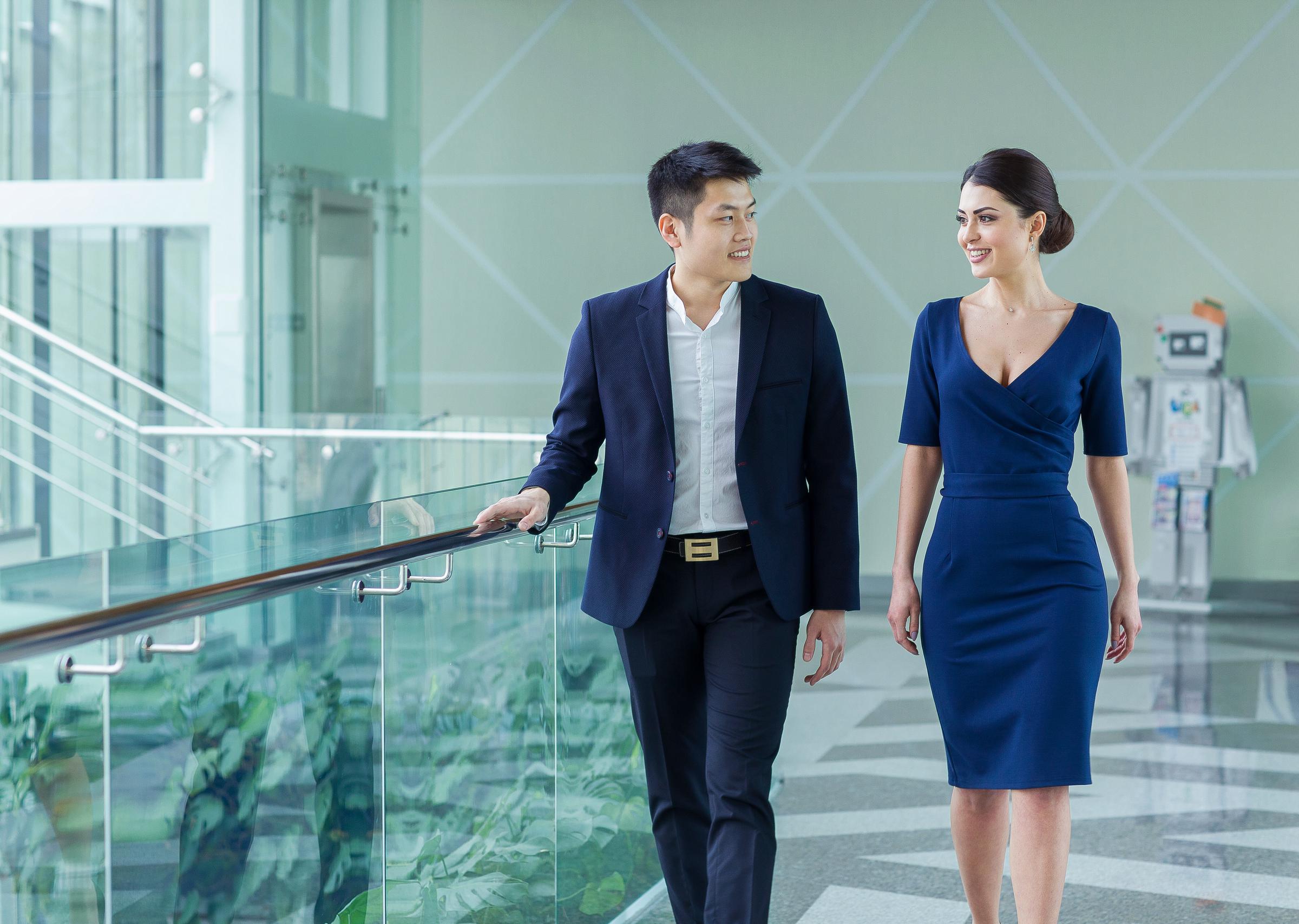 Un homme et une femme marchent en discutant | Source : Shutterstock