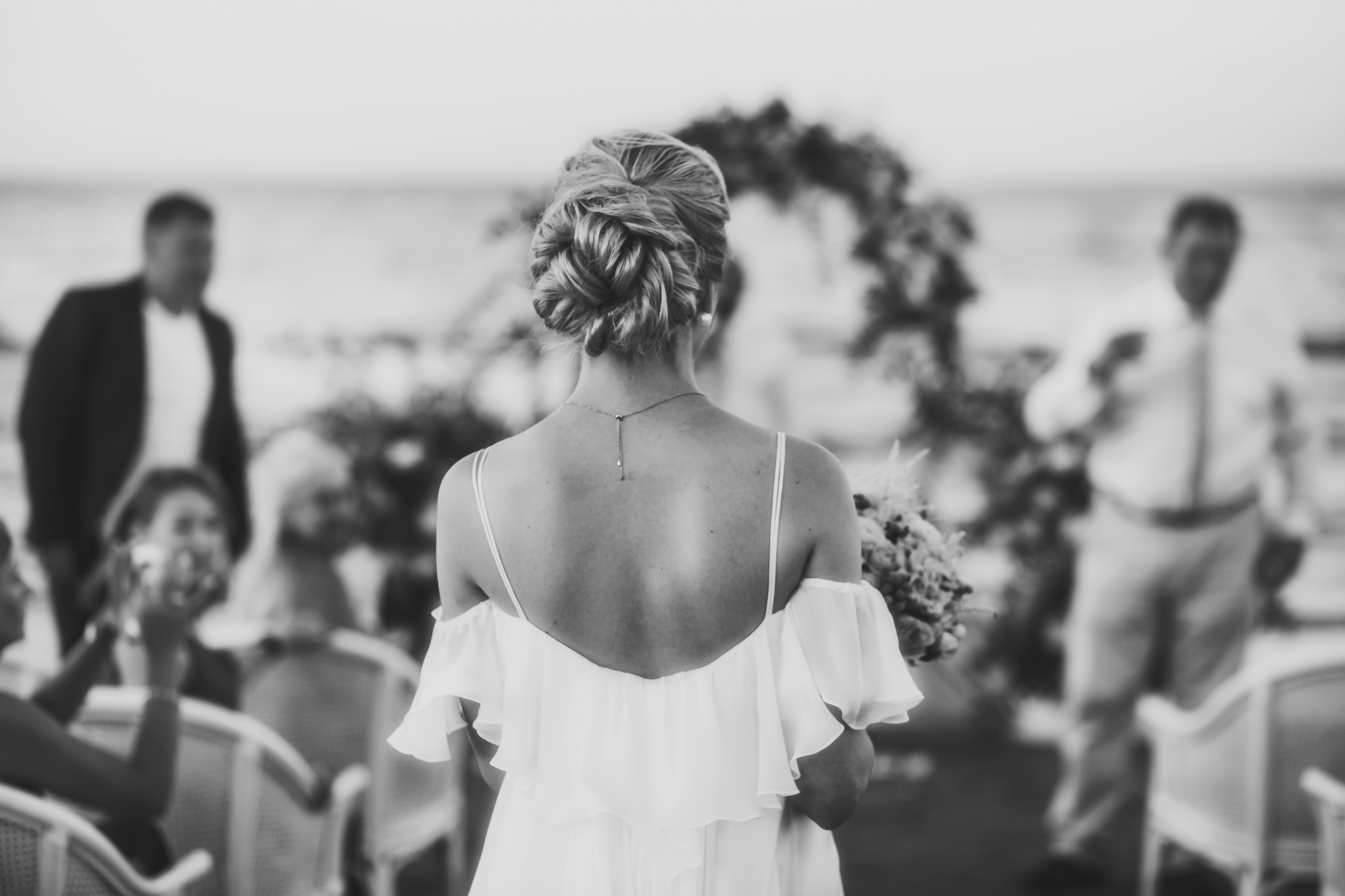 Vue arrière d'une mariée descendant l'allée | Source : Shutterstock