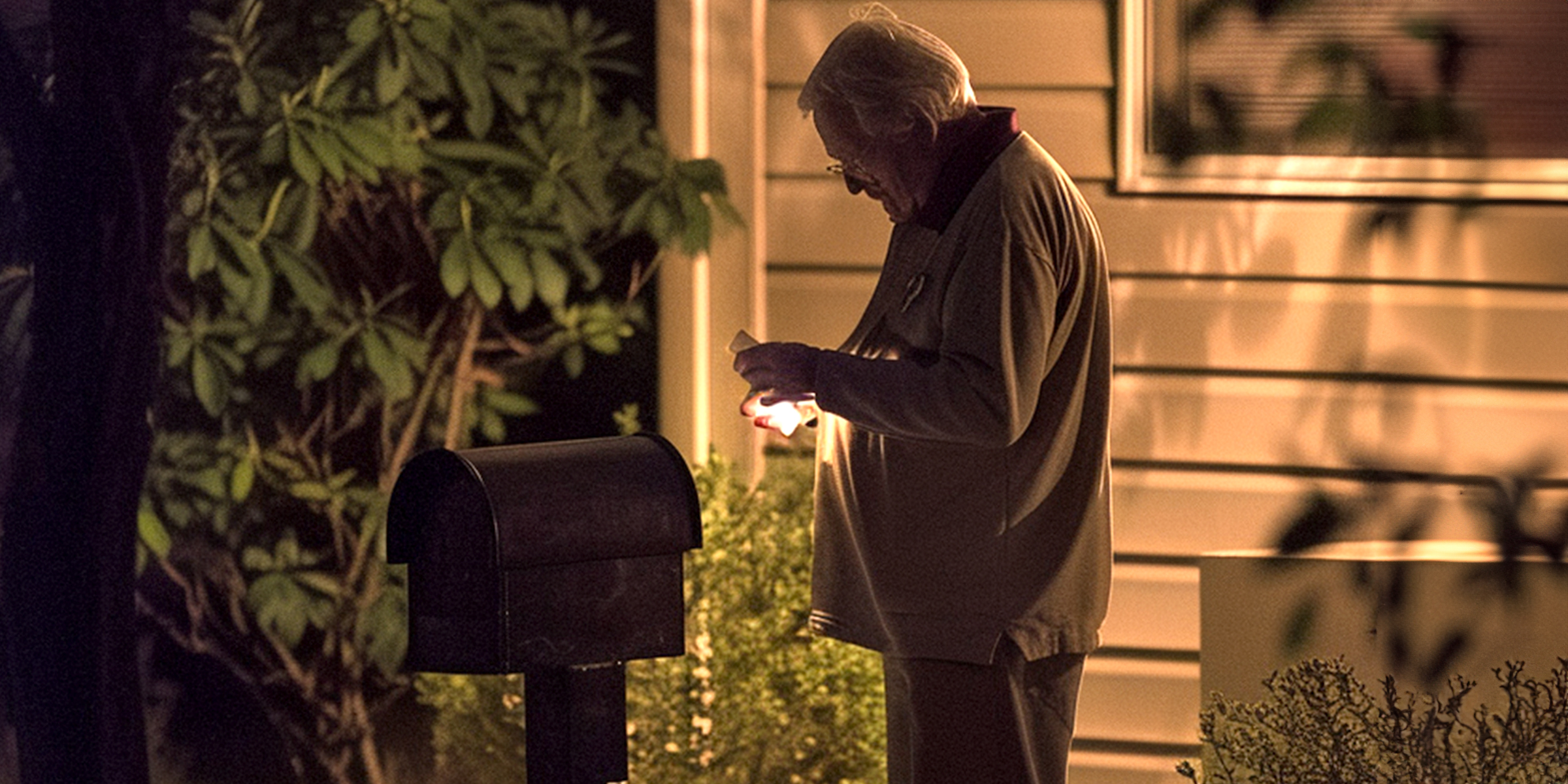 Un homme âgé près d'une boîte aux lettres la nuit | Source : AmoMama