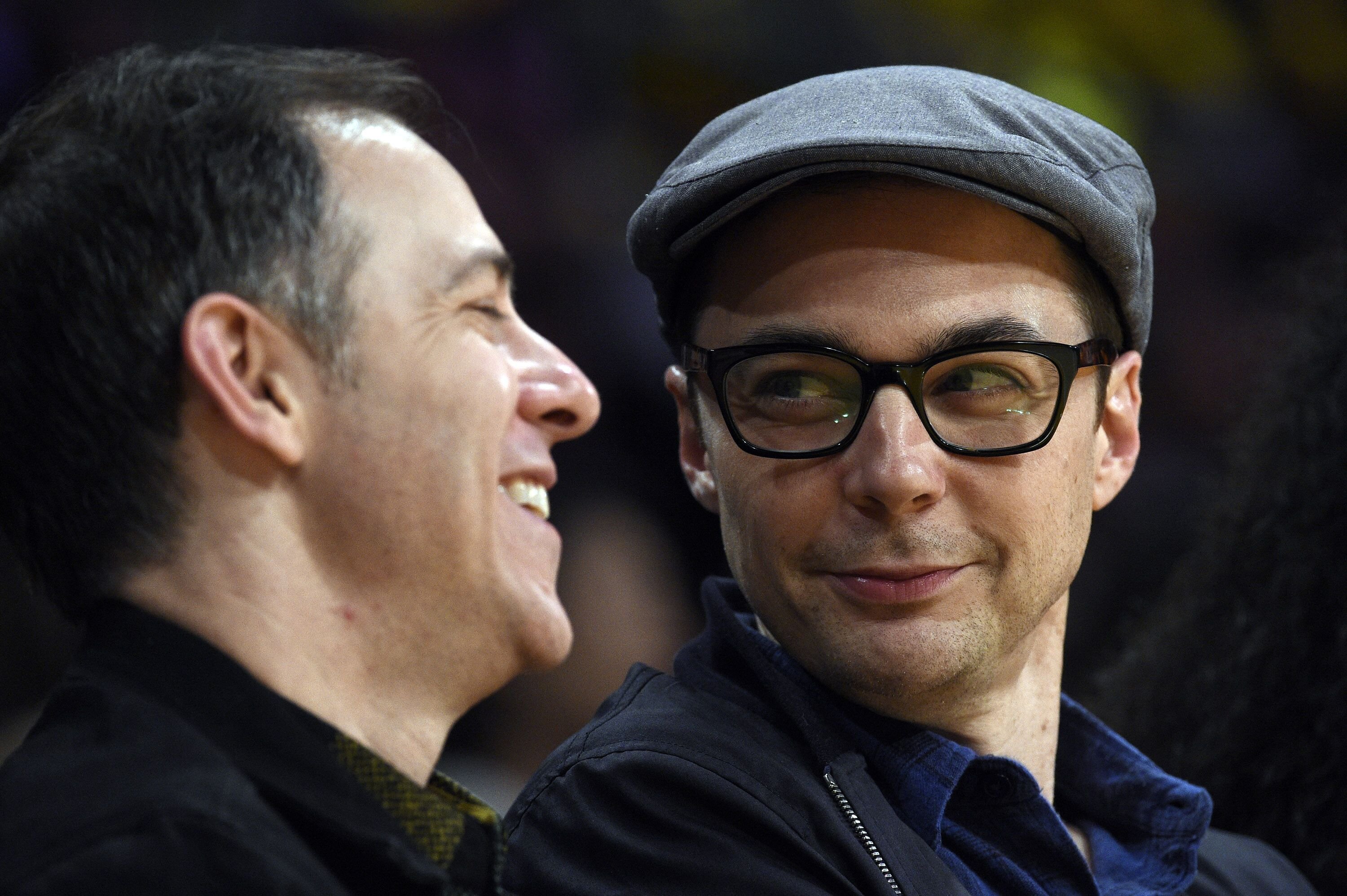 Jim Parsons et Todd Spiewak assistent à un match de basket-ball entre les Houston Rockets et les Los Angeles Lakers au Staples Center. | Photo : Getty Images