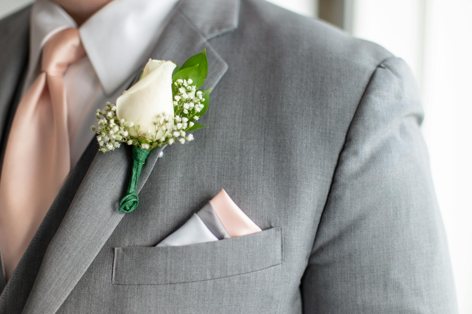 Un homme portant un smoking gris | Source : Pexels