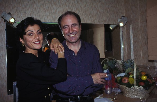Le chanteur Michel Delpech et sa femme Geneviève Garnier-Fabre dans sa loge. | Photo : Getty Images.