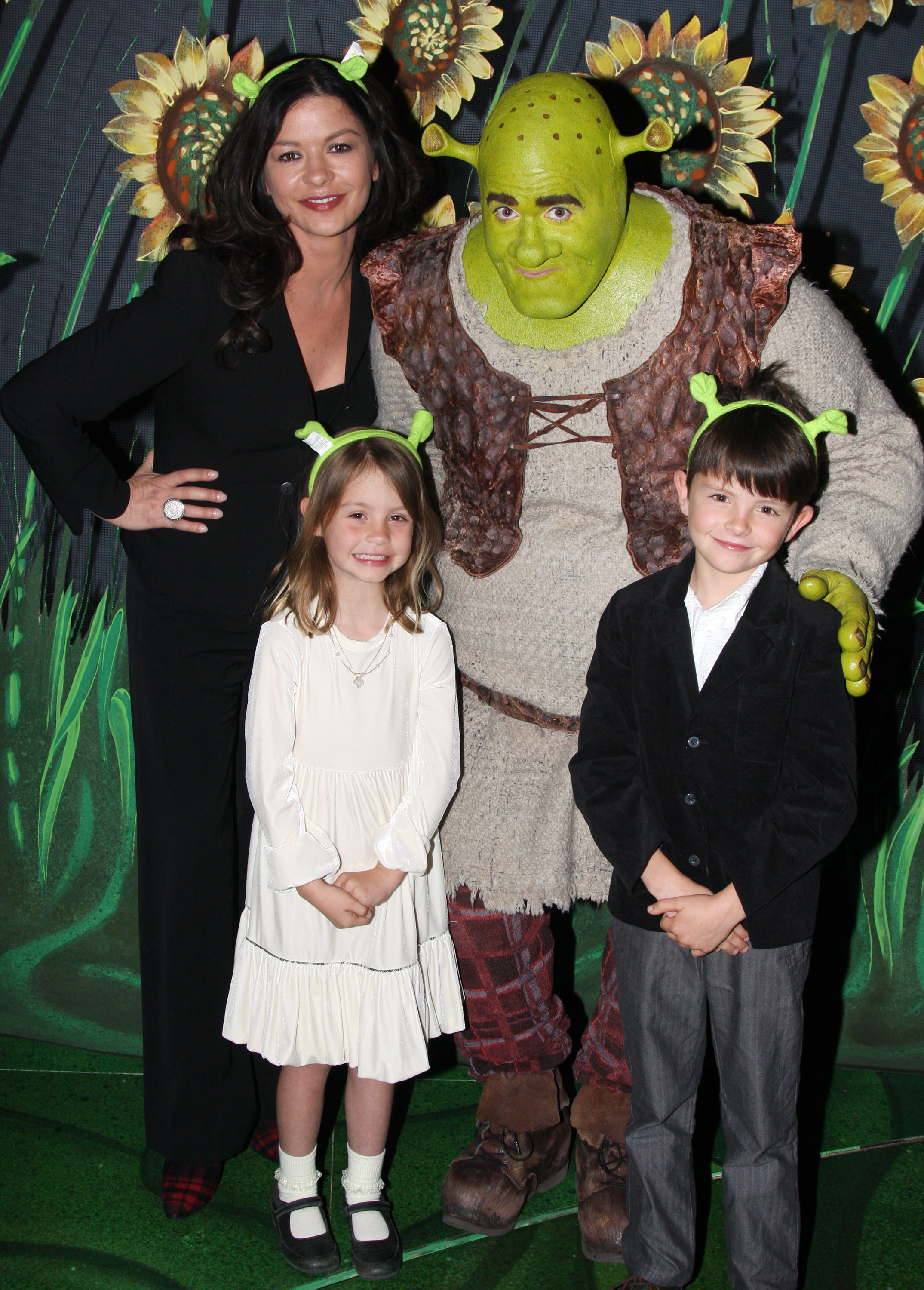 Catherine Zeta-Jones, Brian d'Arcy James dans le rôle de "Shrek", Carys Douglas et Dylan Douglas posant dans les coulisses de "Shrek:The Musical" au Broadway Theatre le 21 mars 2009 à New York City | Source : Getty Images