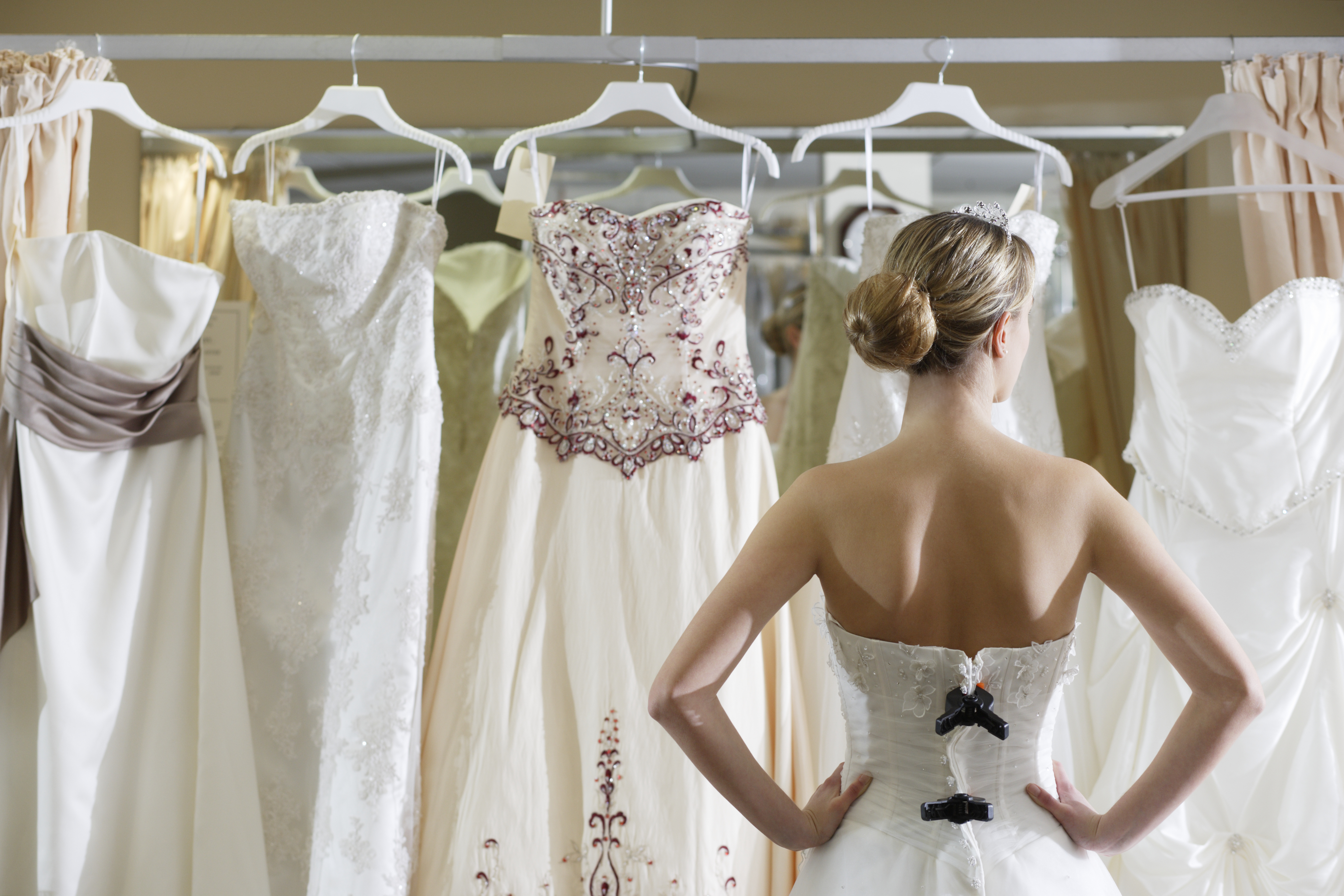 La mariée regarde un présentoir de robes | Source : Getty Images