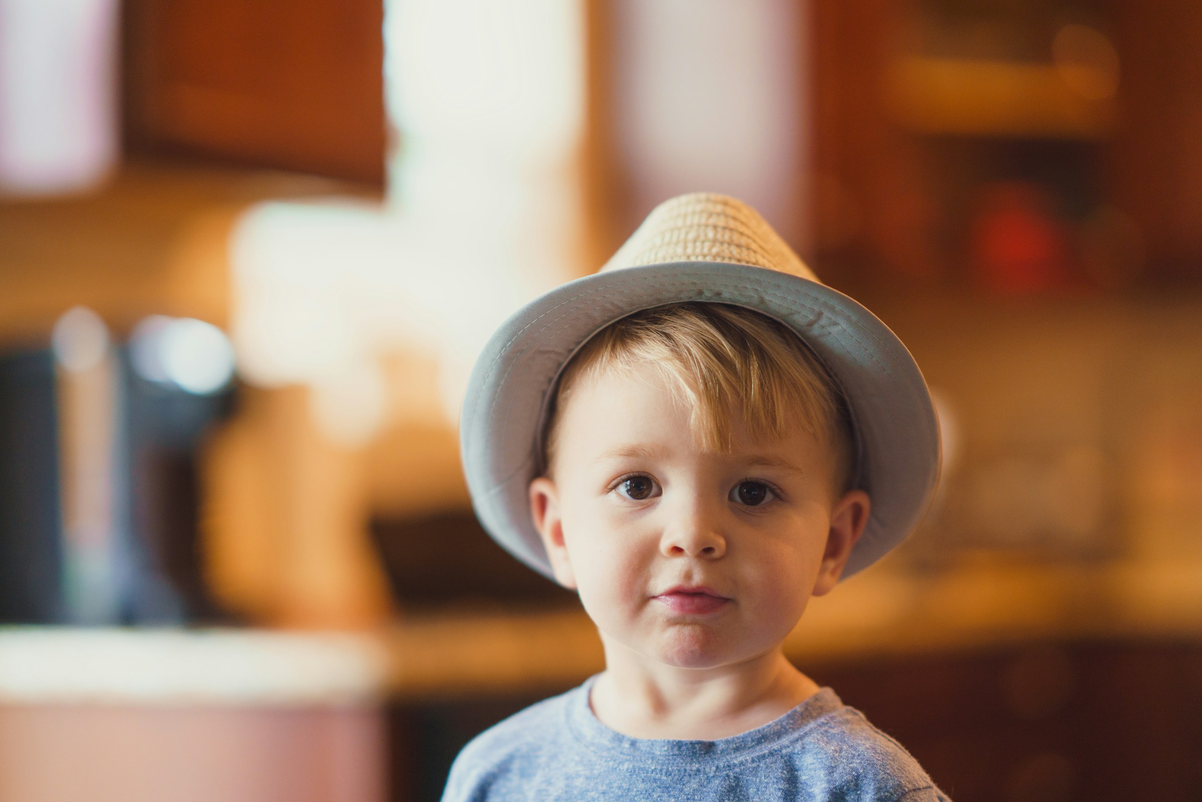 Un petit garçon portant un chapeau | Source : Unsplash