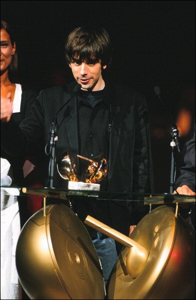Thomas Fersen obtient la révélation de chansons pour homme de l'année à Paris, France le 07 février 1994. | Photo : Getty Images