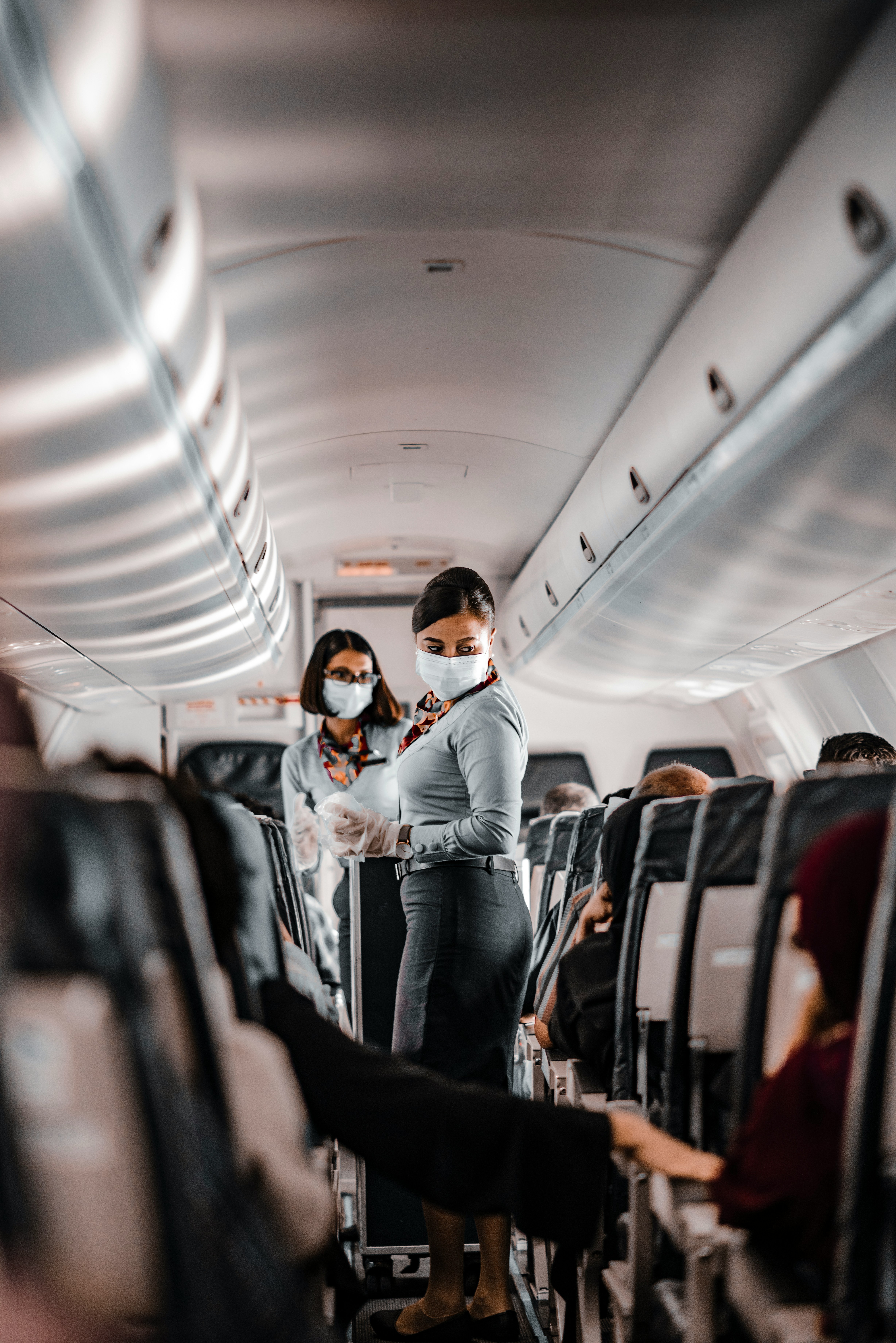 Les hôtesses de l'air s'occupent des passagers | Source : Unsplash