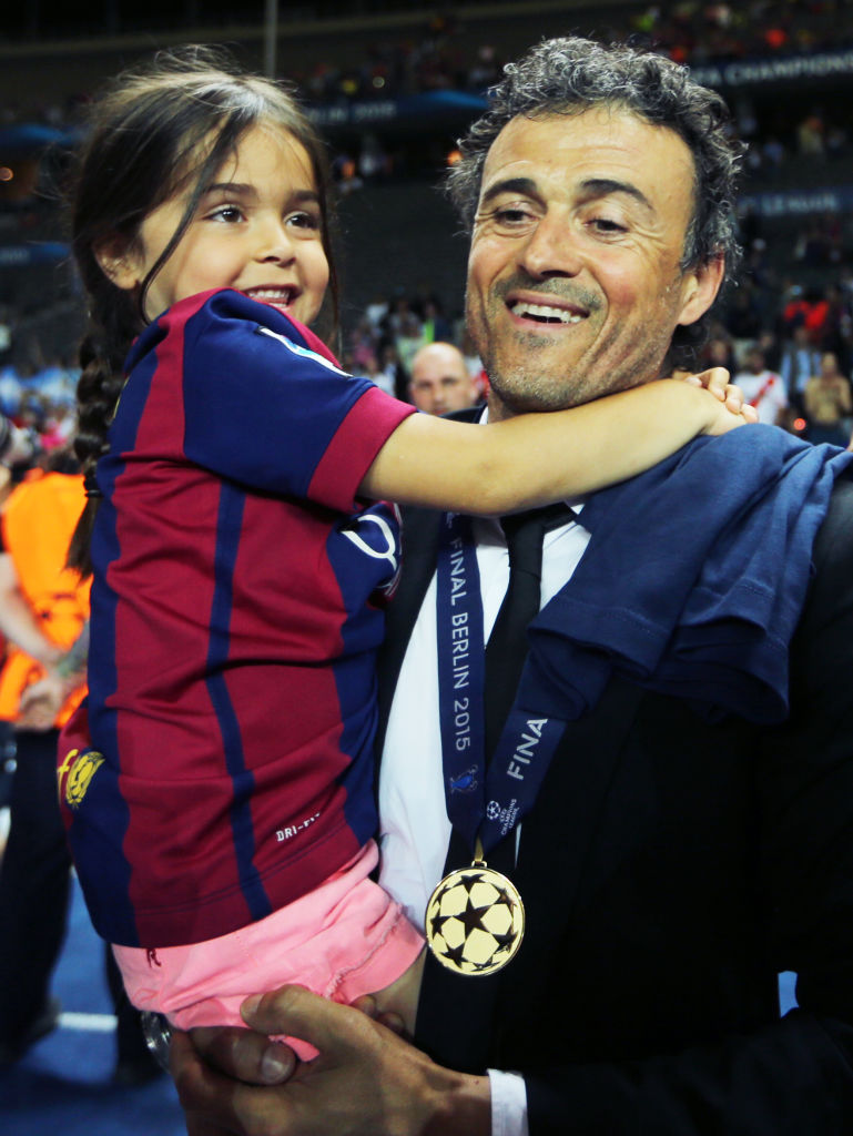 Luis Enrique, et sa fille Xana célèbrent la victoire du FC Barcelone après que le club a remporté la finale de la Ligue des champions de l'UEFA contre la Juventus à l'Olympiastadion de Berlin, en Allemagne, le 6 juin 2015. L'entraîneur tient sa fille dans ses bras.