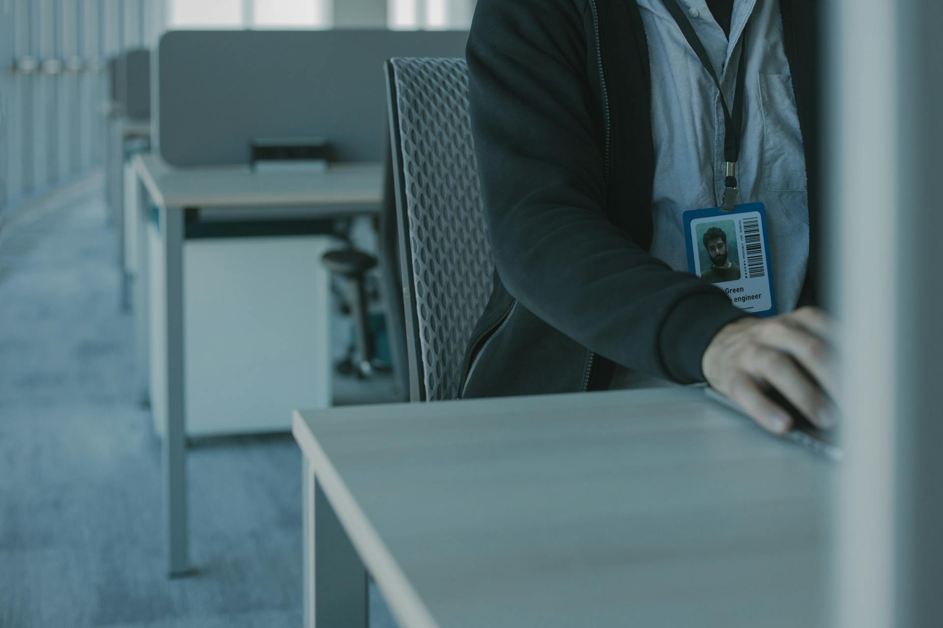 Un homme travaillant dans son bureau | Source : Pexels