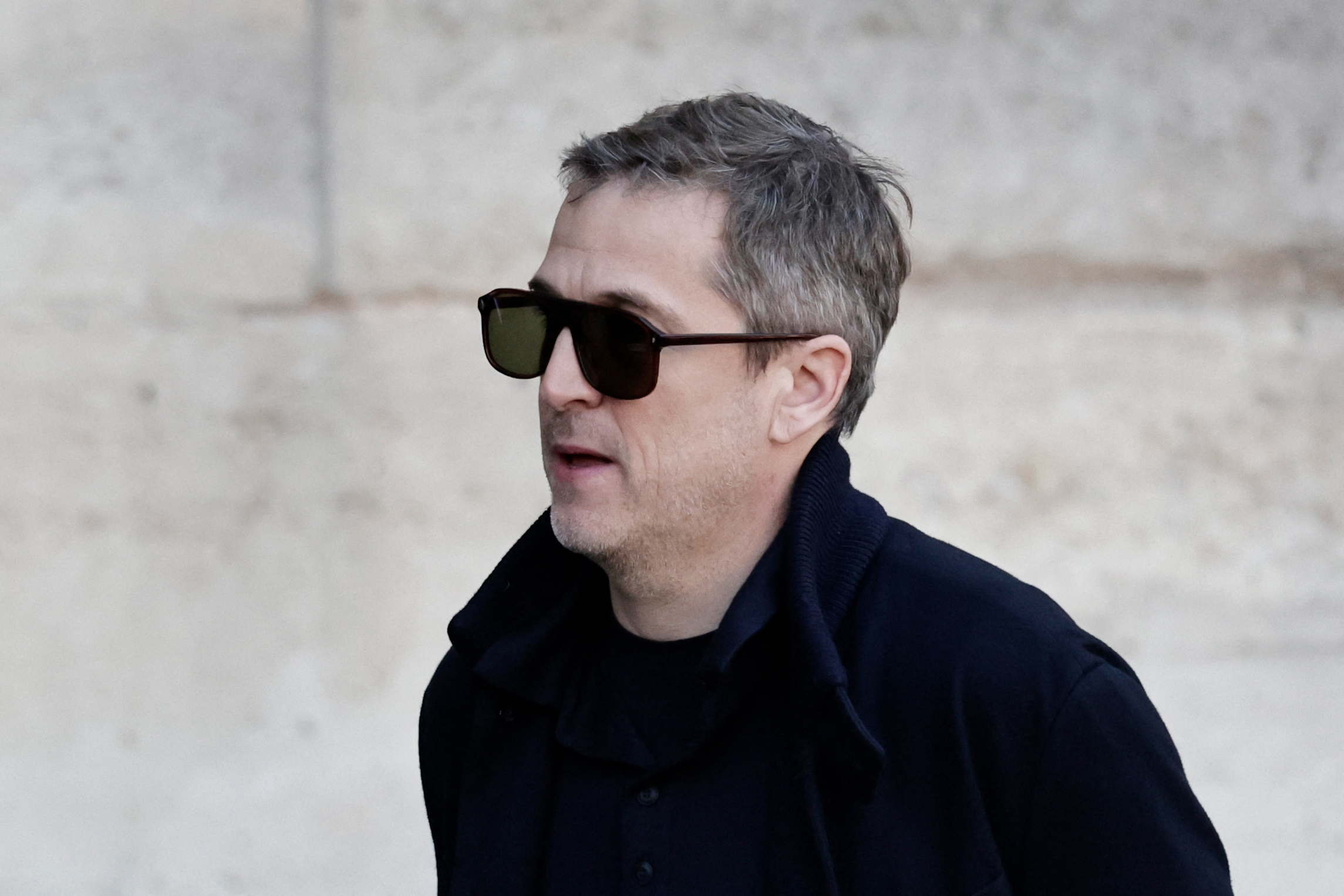L'acteur français Guillaume Canet arrive pour assister aux funérailles de l'actrice française Nathalie Baye à l'église Saint-Sulpice à Paris, le 24 avril 2026. La star de cinéma française Nathalie Baye est décédée à Paris le 17 avril 2026, à l'âge de 77 ans I Source : Getty Images