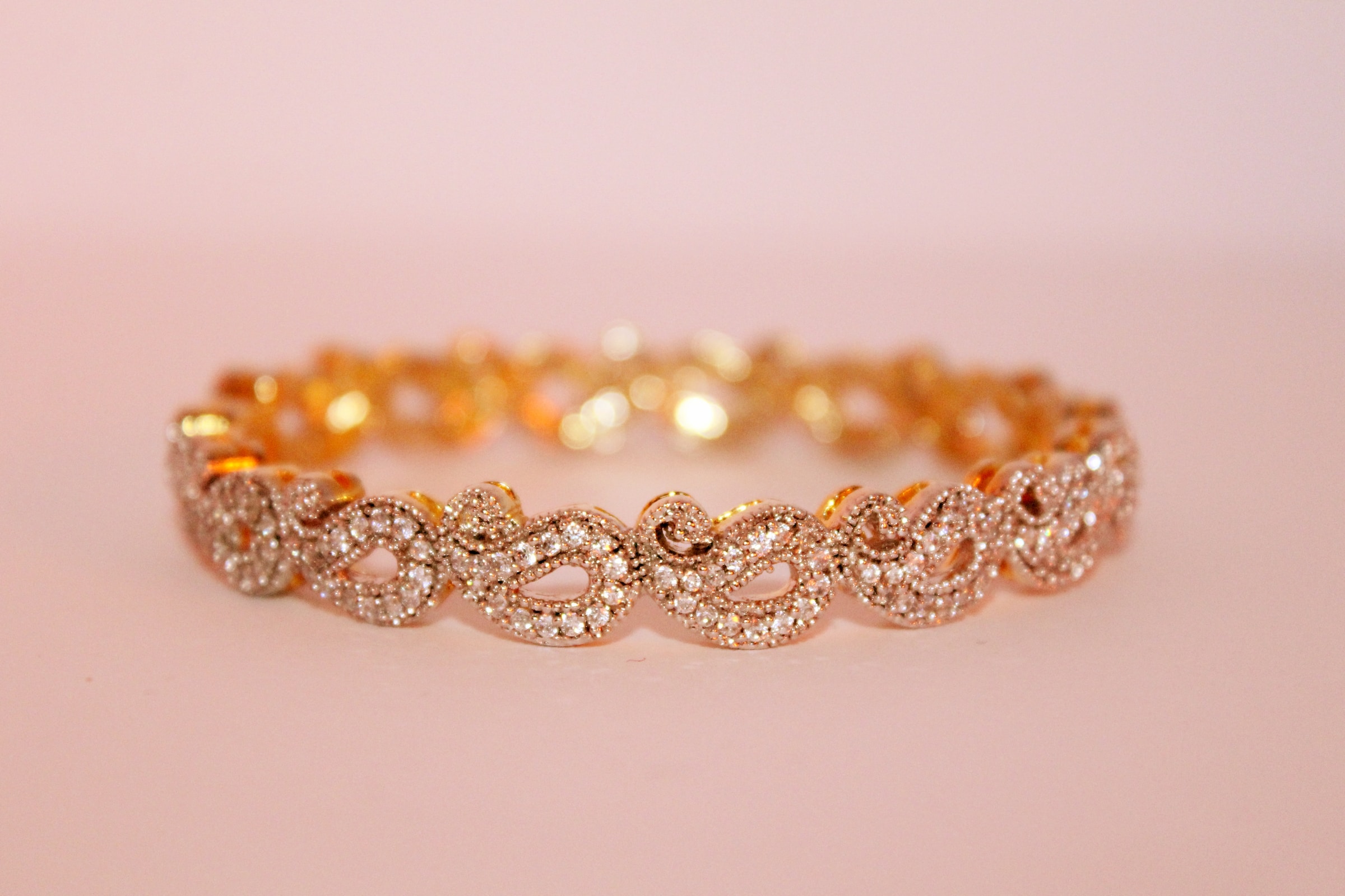 Bracelet en perles d'or | Source : Unsplash