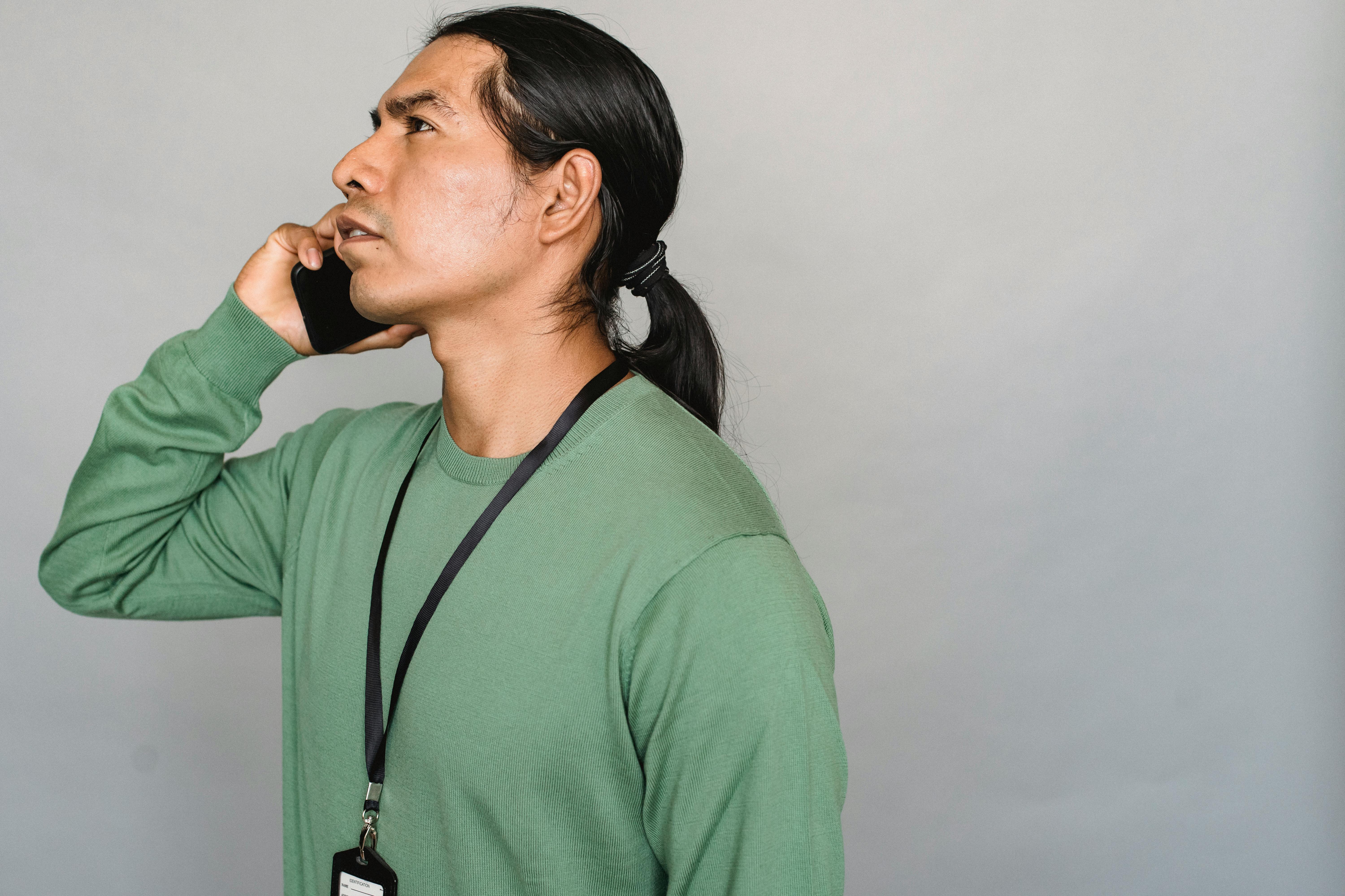 Un homme à l'air contrarié qui parle au téléphone | Source : Pexels