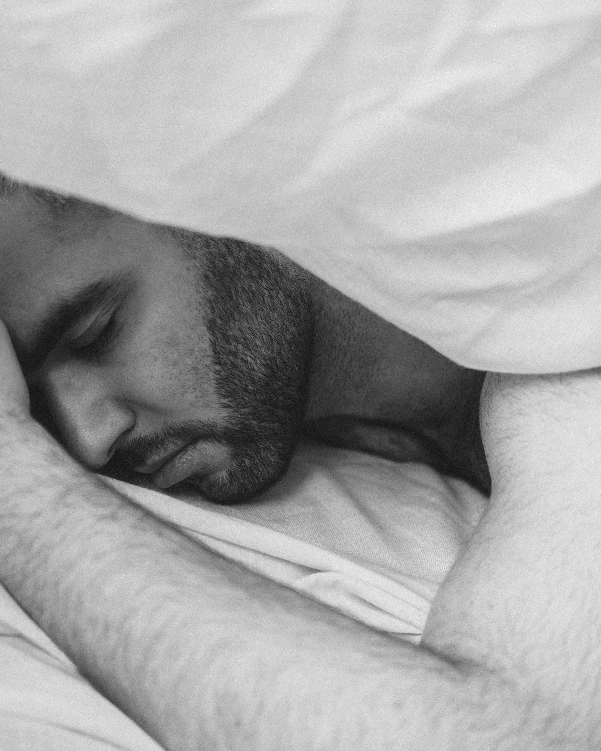 Un homme dormant dans son lit | Source : Pexels